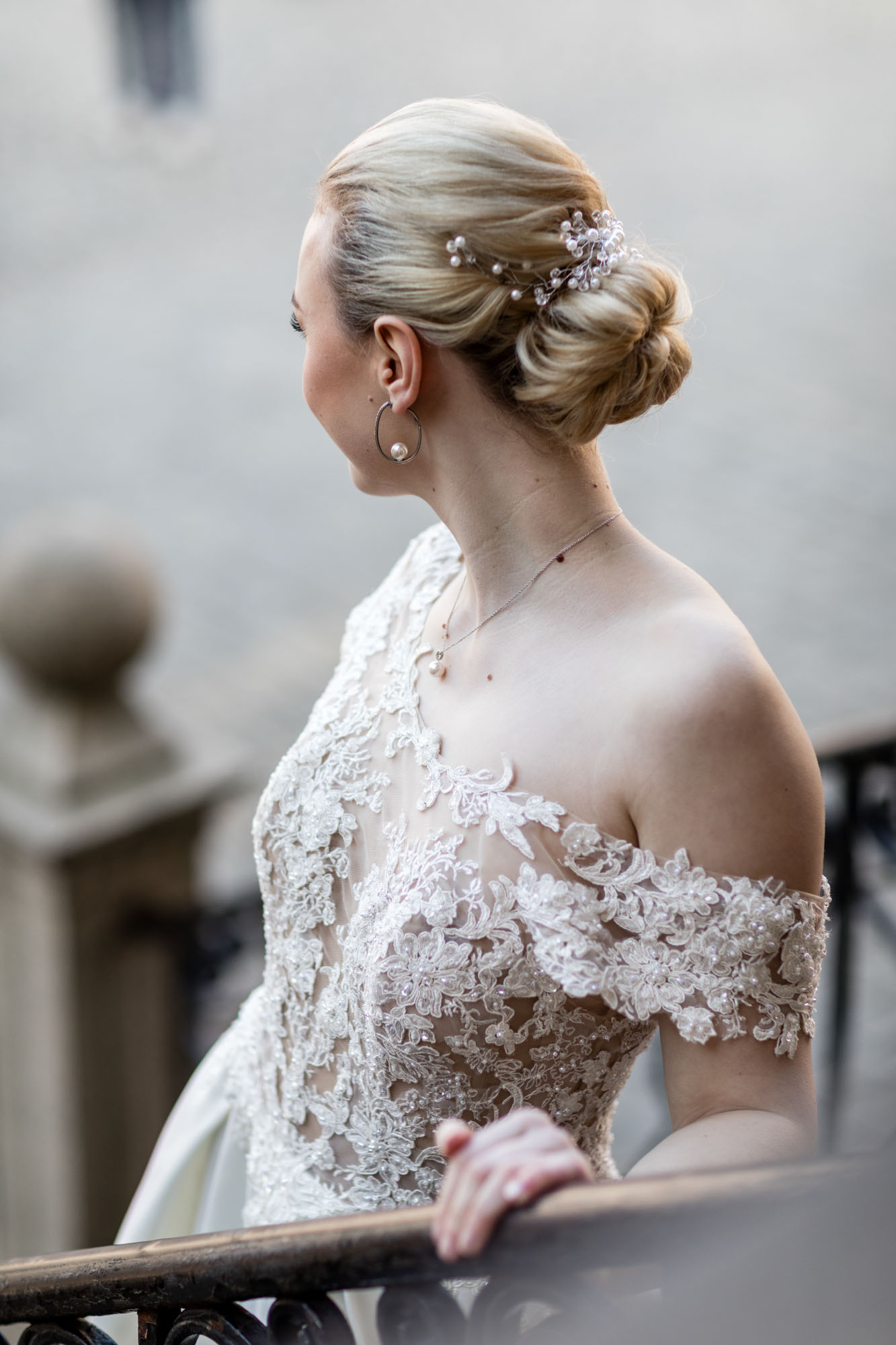 Elegante Brautfrisur mit Haarschmuck