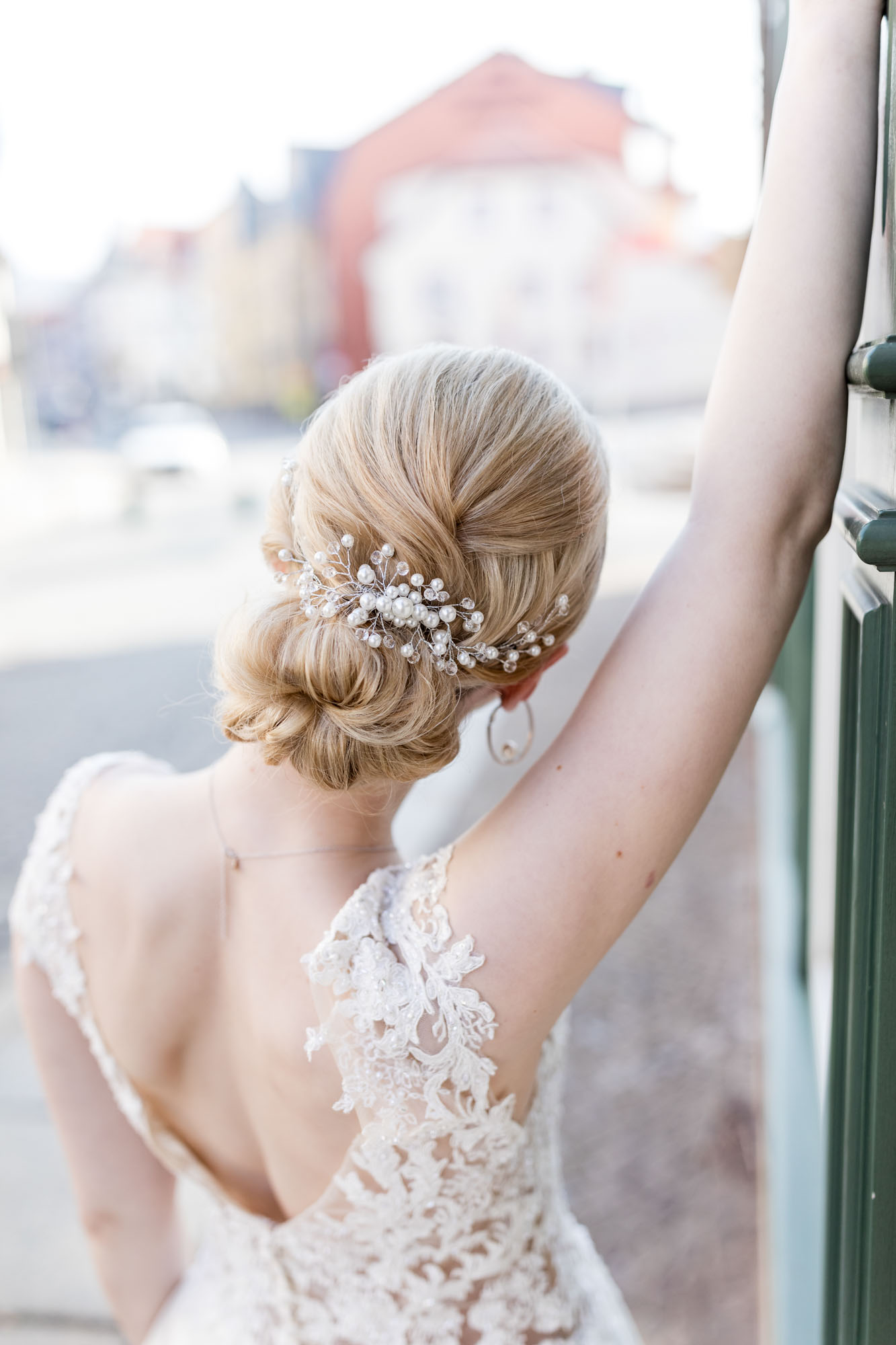 Elegante Hochsteckfrisur mit Haarschmuck Detail