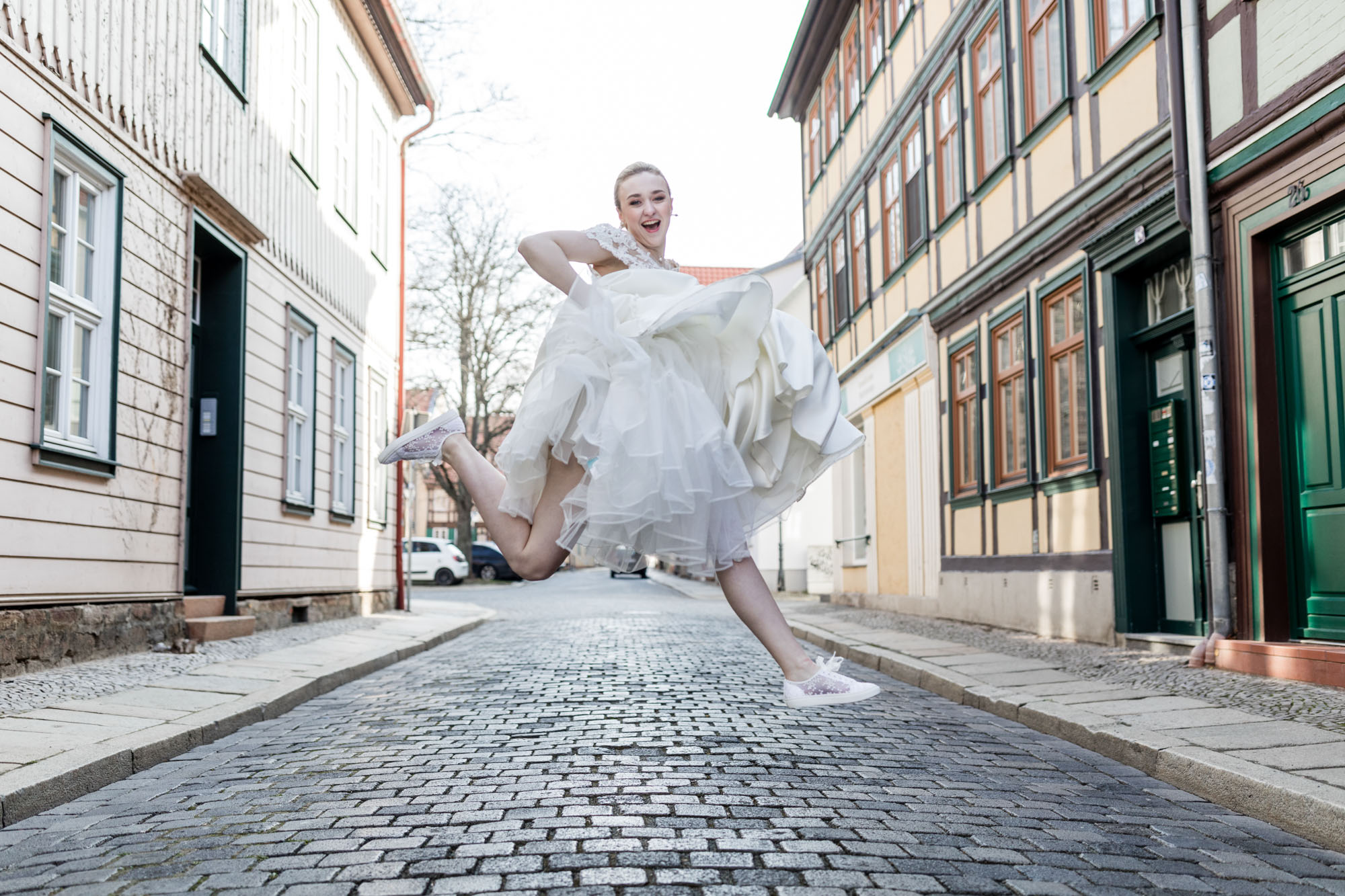 Braut springt auf der Straße