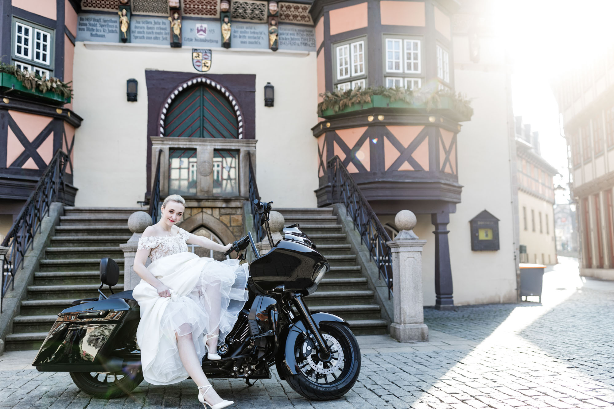 Braut sitzt auf einem Motorrad