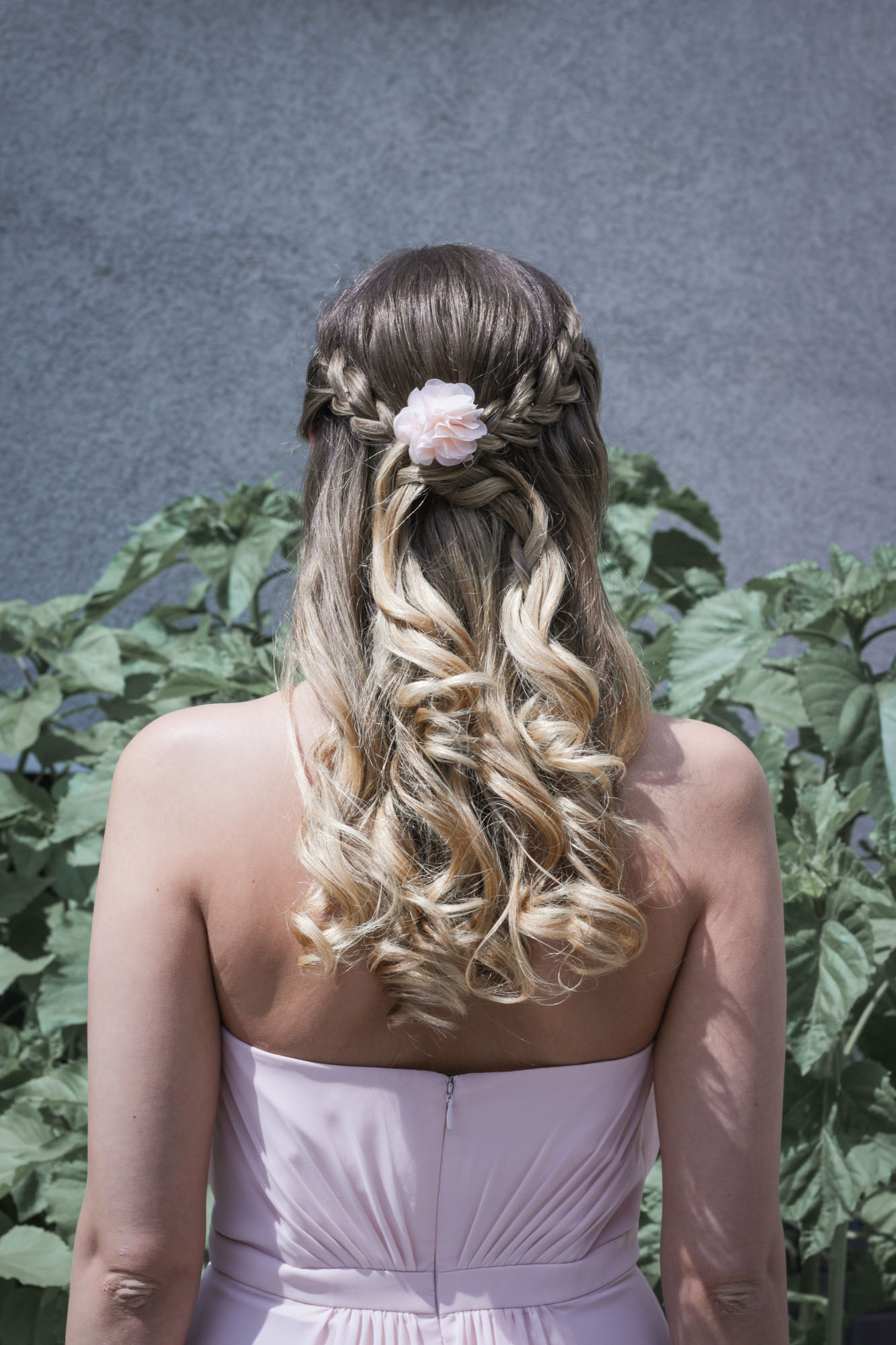 Frisur mit Locken und Blume