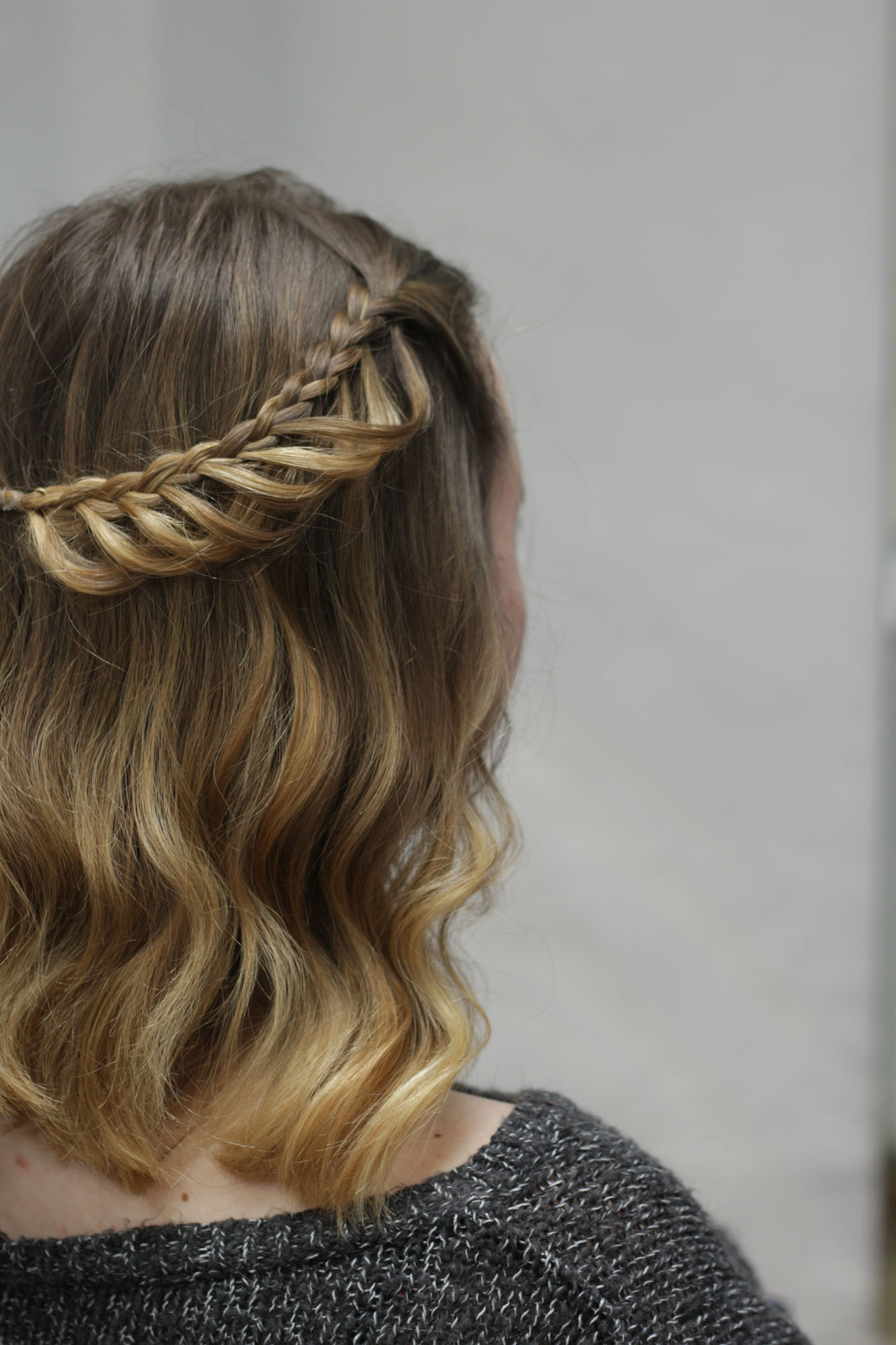 Flechtfrisur mit offenen Haaren