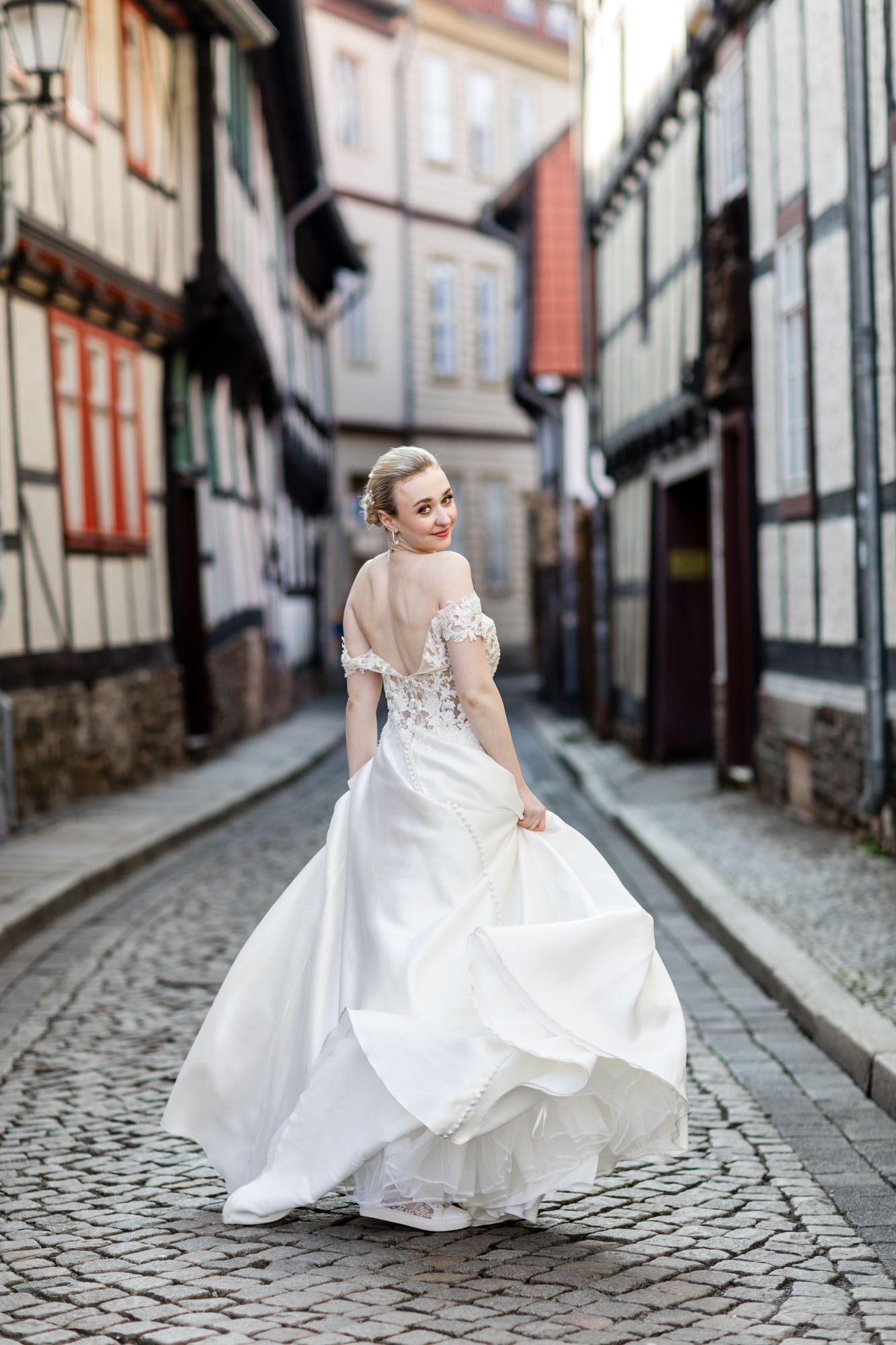 Braut dreht sich im Brautkleid