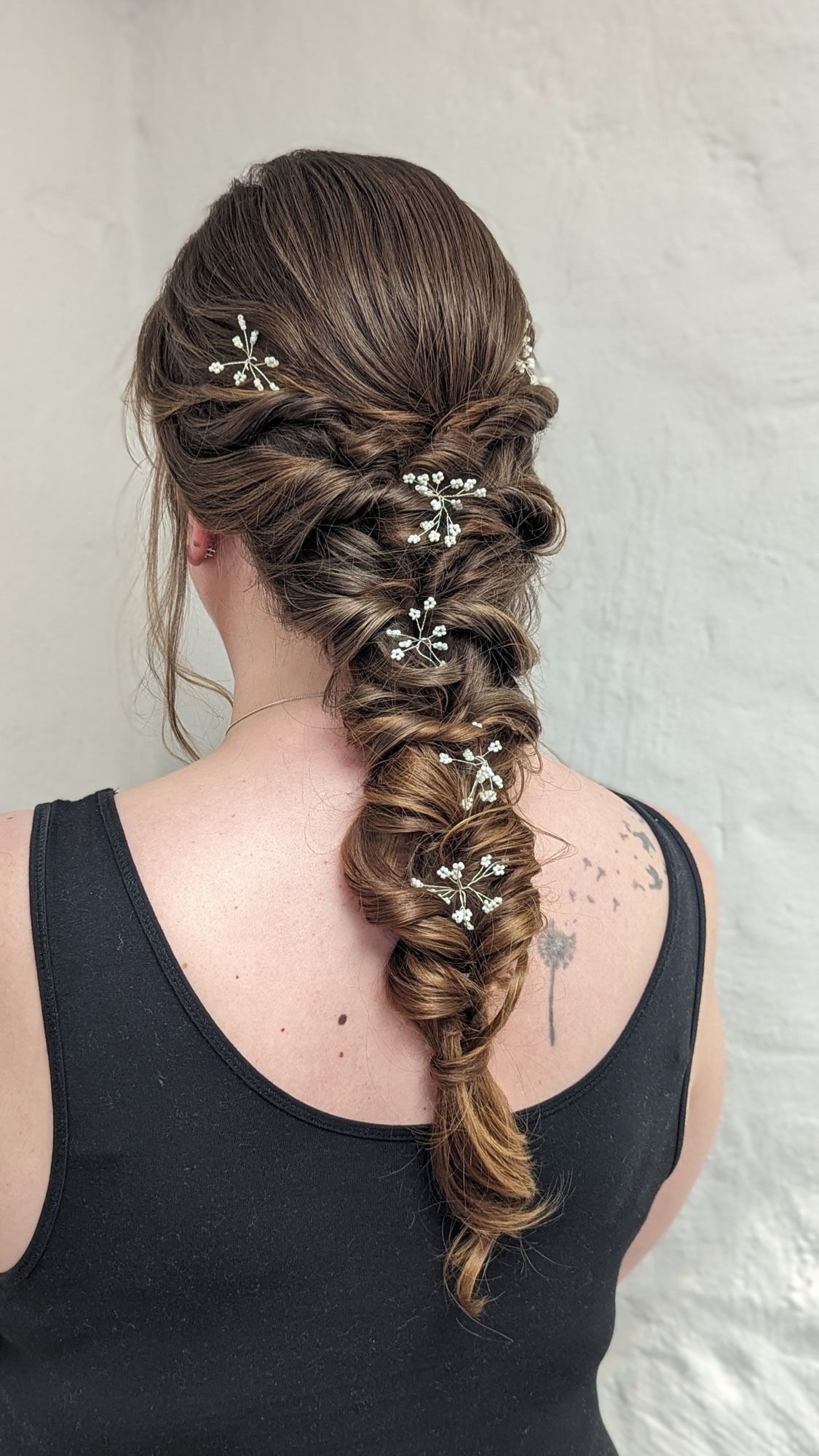 Aufwendige Flechtfrisur mit Haarschmuck
