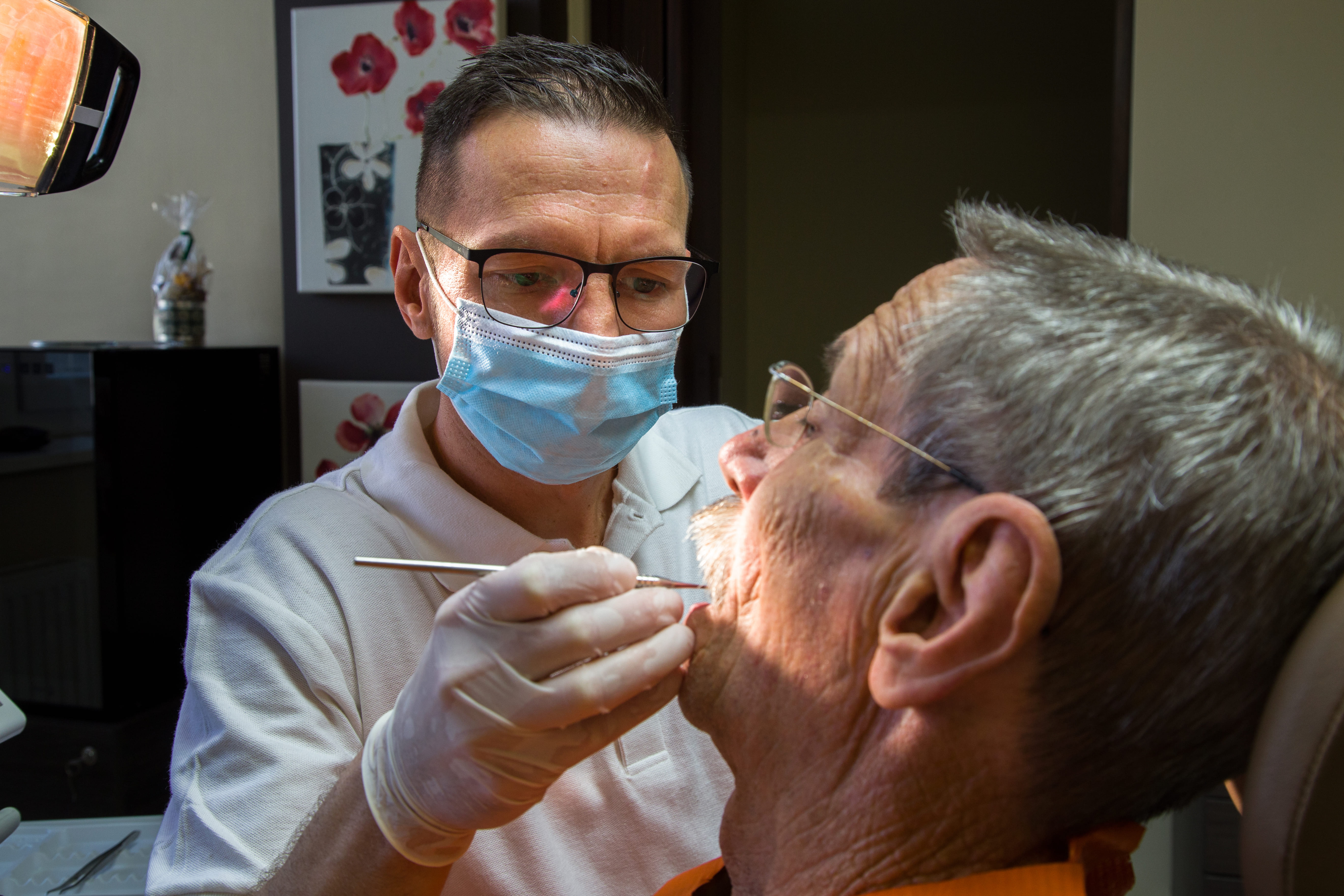 Dr. Simon Ágoston fogorvos kezelés közben a Dentsi Fogászat pécsi rendelőjében