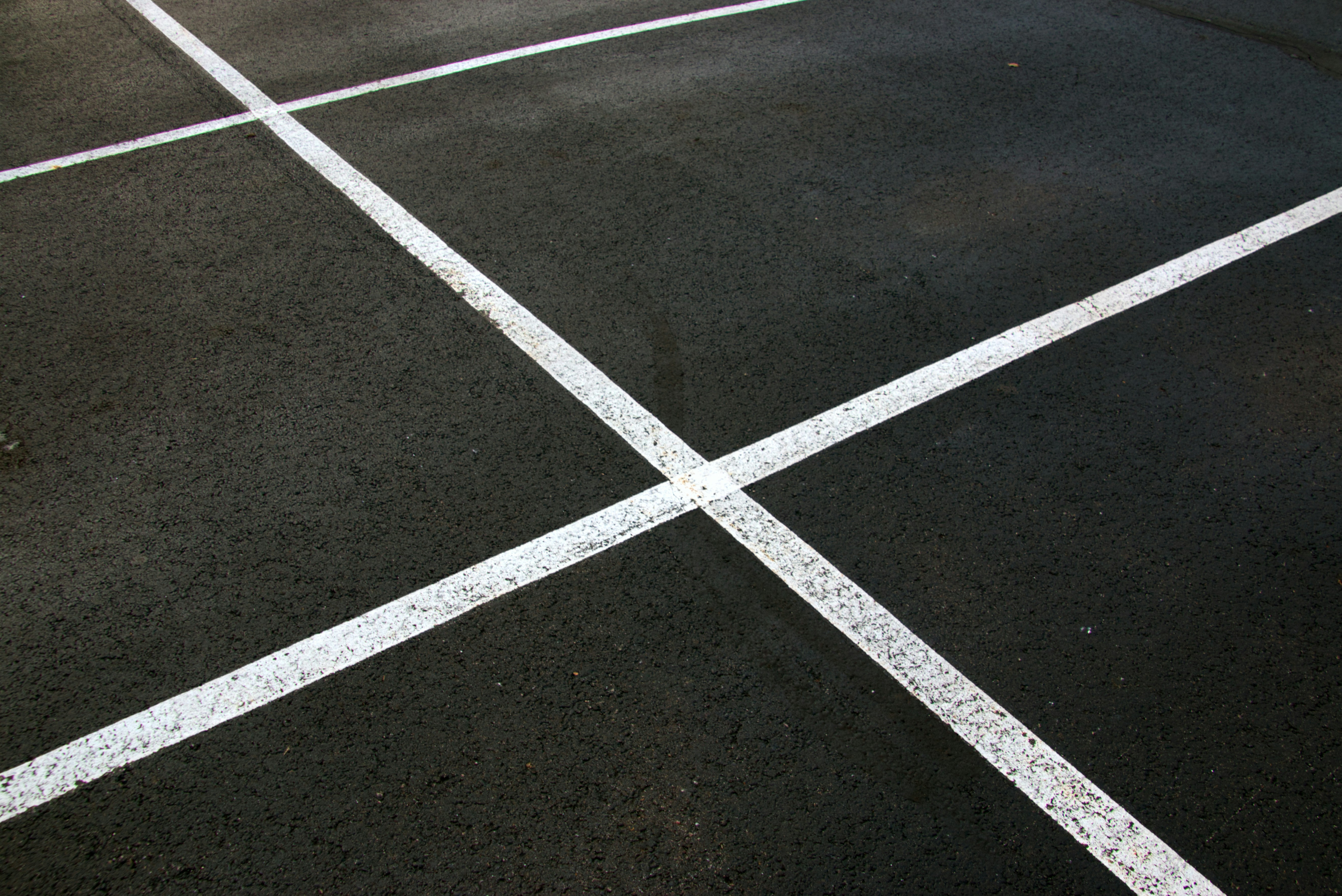 Lignes de stationnement sur asphalte