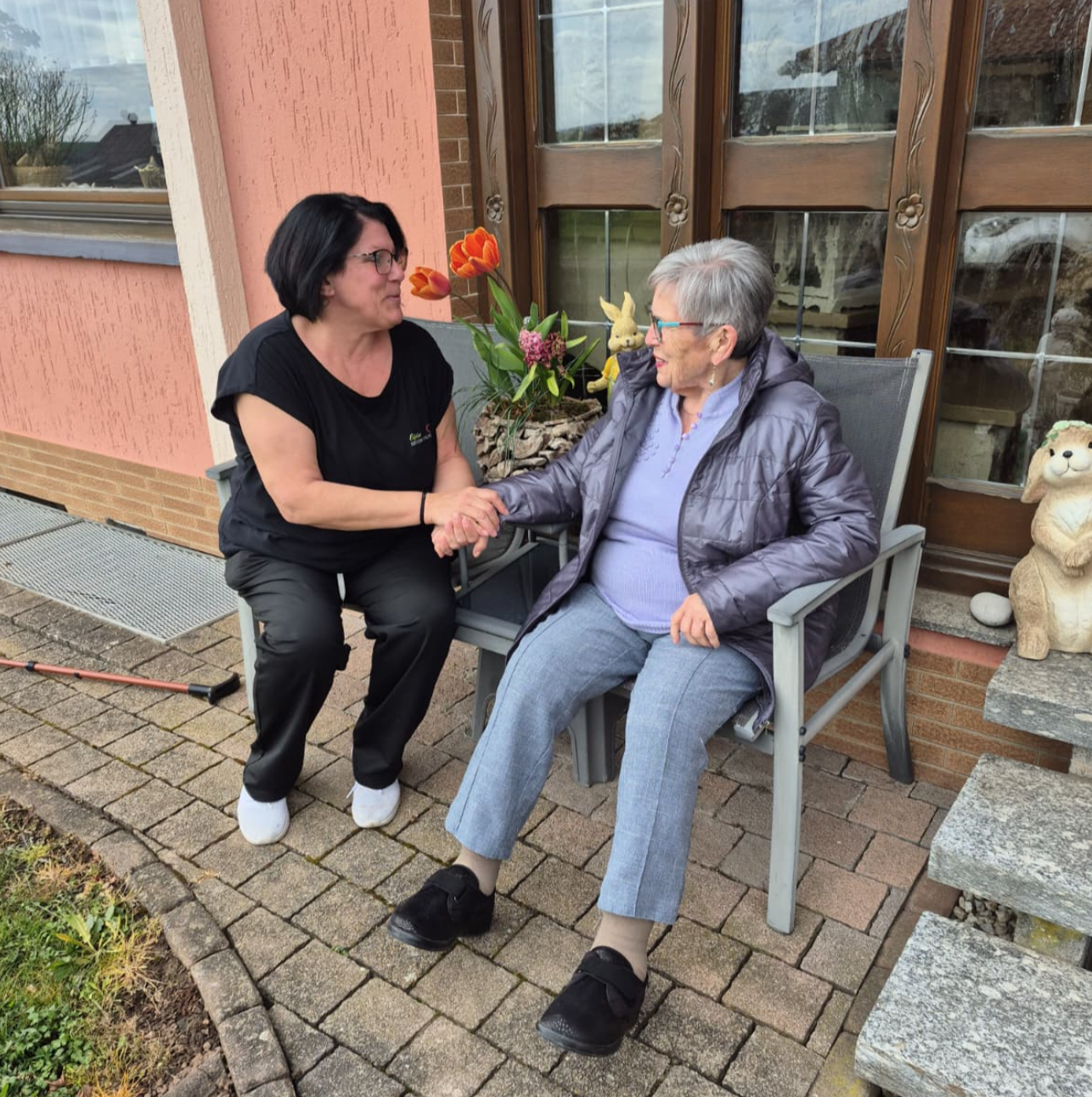 Eifeler Seniorenhilfe - Pflegekraft und Seniorin im Gespräch