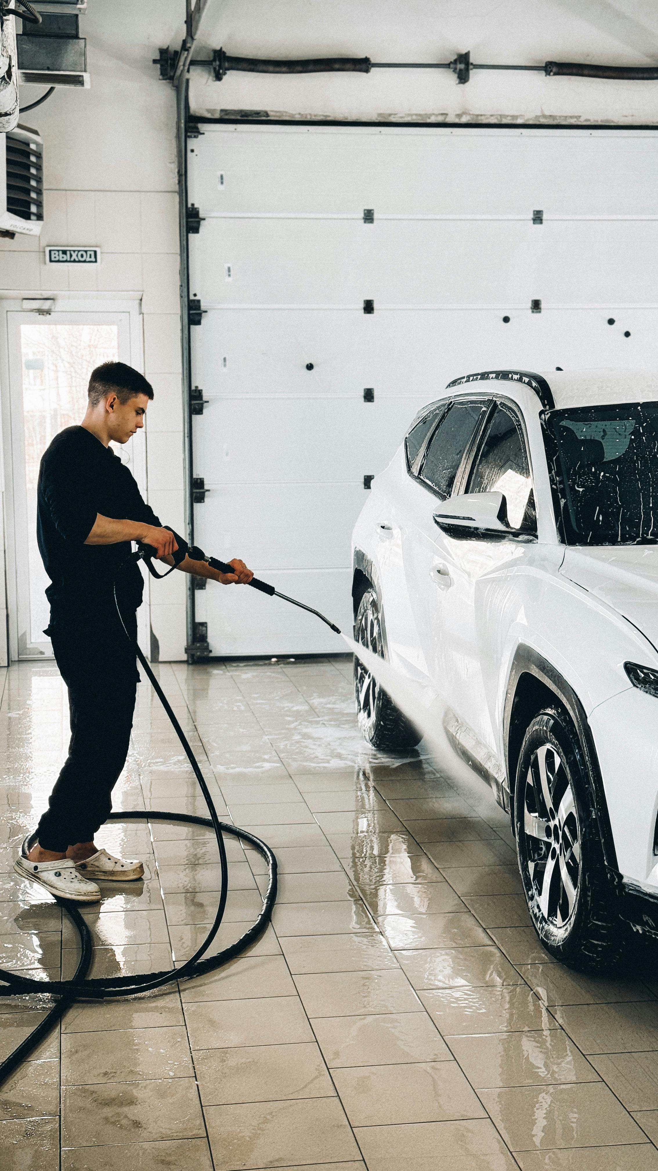 Voiture de sport noire brillante suite à un detailing auto professionnel à Saint-Xandre