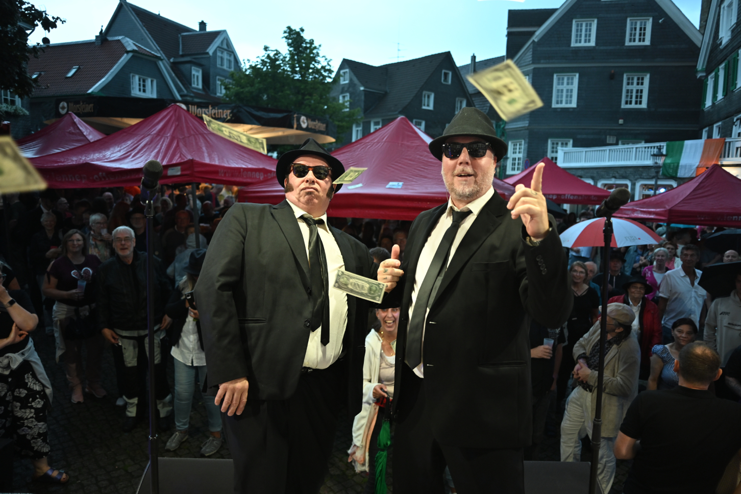 Big Blue Blues Brothers Show live vor Publikum mit fliegenden Dollar-Scheinen