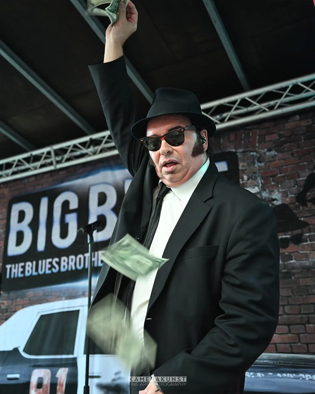 Big Blue Blues Brothers Show mit fliegenden Big-Blue-Dollar während eines Live-Auftritts