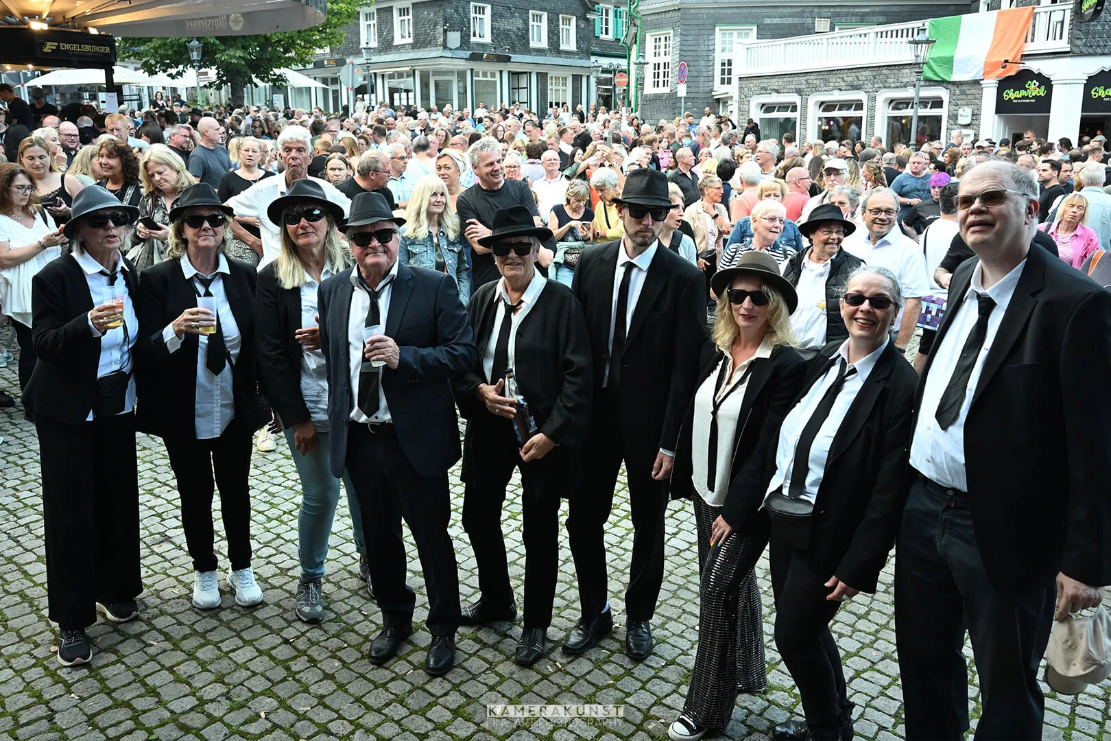Die Big-Blue-Markenwelt mit Hut, Sonnenbrille und Blues-Brothers-Look
