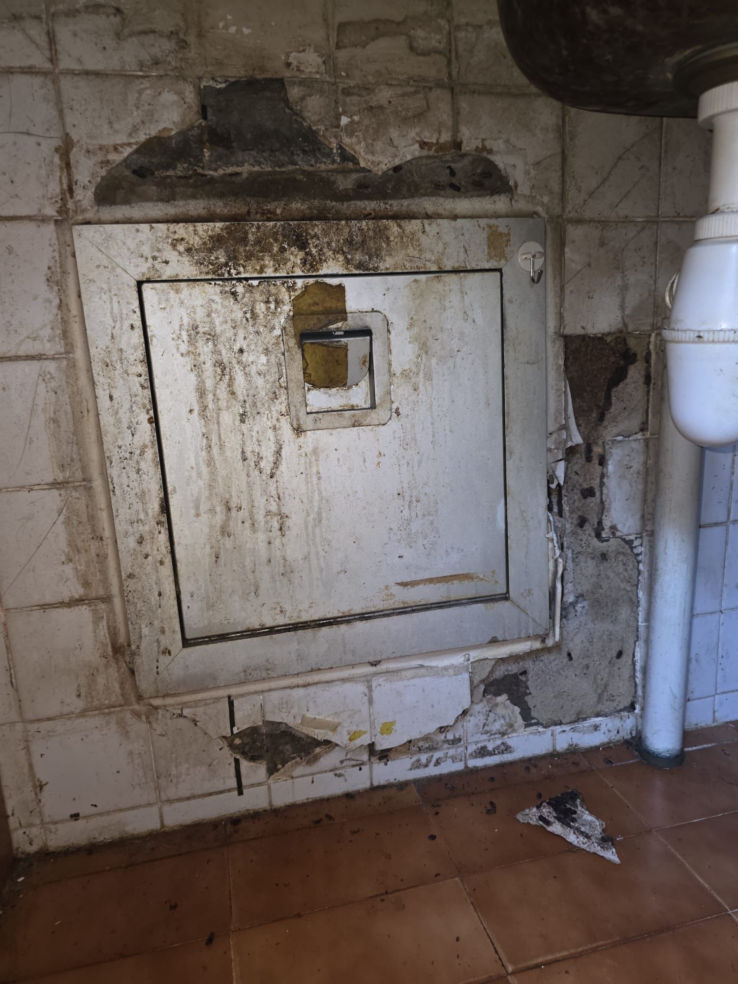 Rubbish chute door not closing properly Singapore