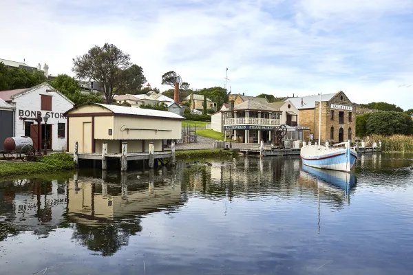 Golf front retirement community setting near Flagstaff Hill in Adelaide's southern suburbs