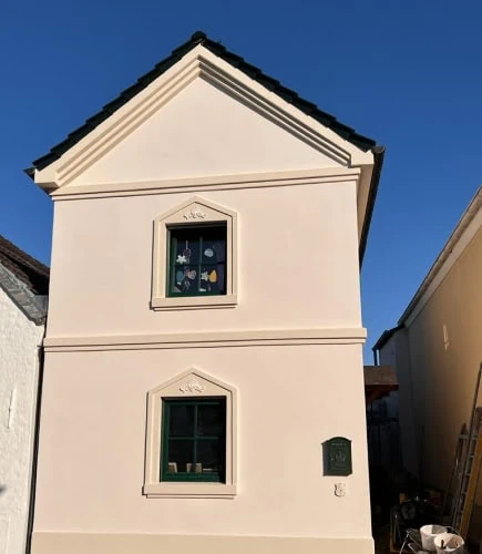 Sanierte Fassade mit Stuckelementen