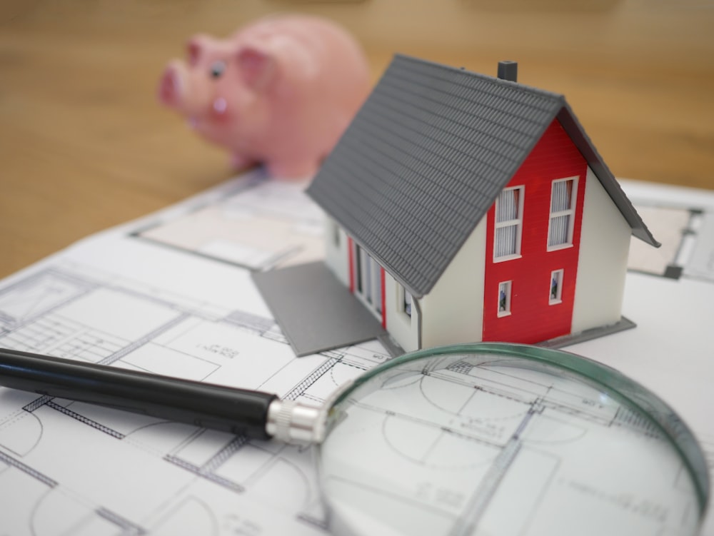 Real Estate Agent Hector The Connector Selling a Home