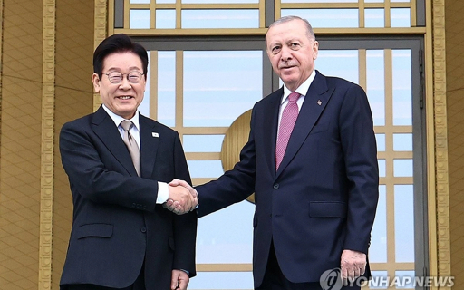 Handshake representing trade and investment partnerships between Turkey and South Korea