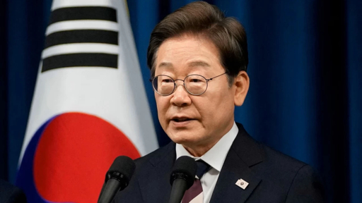 Diplomatic meeting between Turkish and South Korean officials discussing economic cooperation