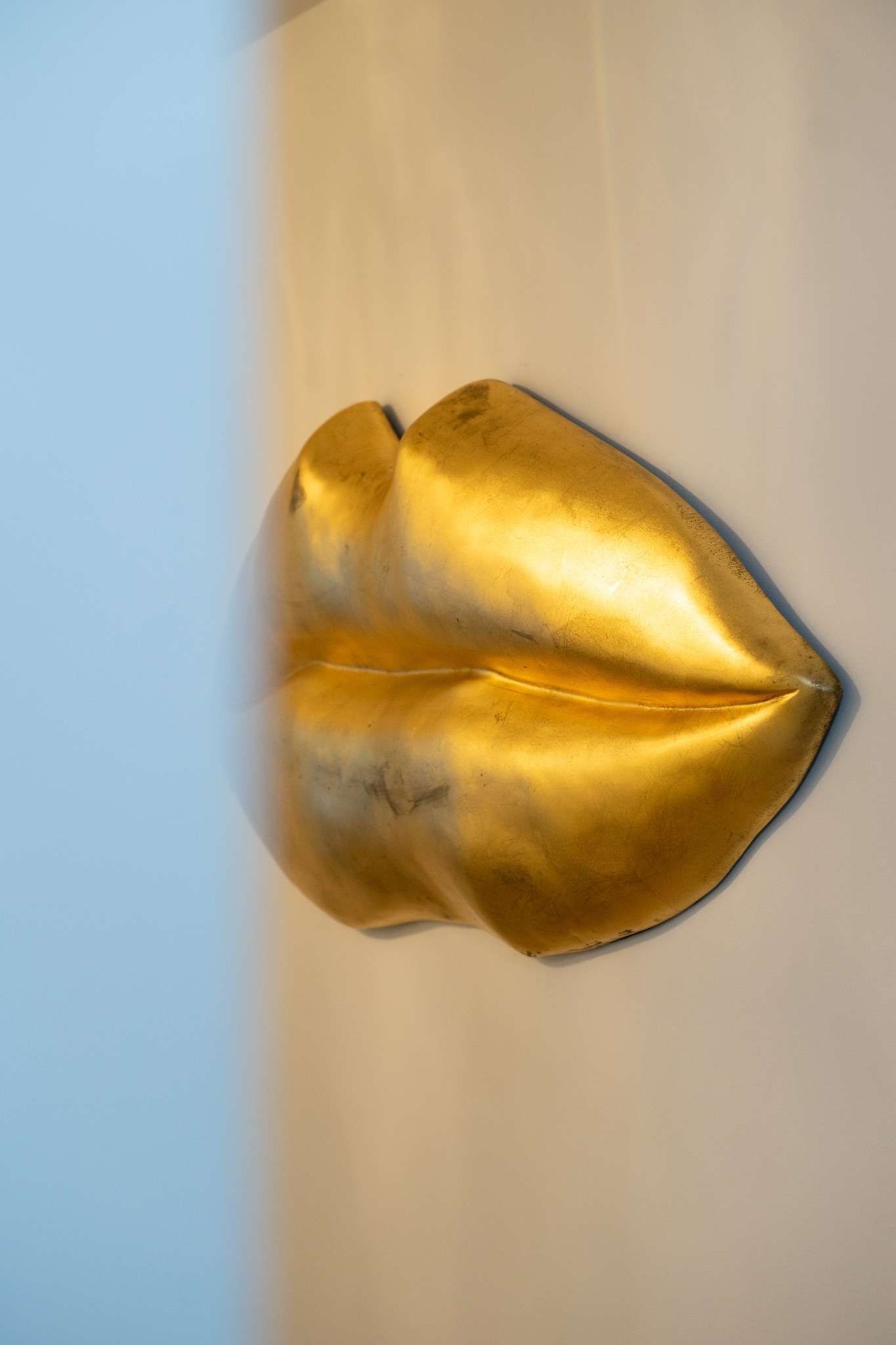 Gold lips wall decoration