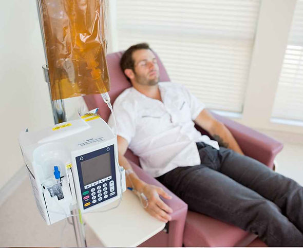 Paciente recibiendo Terapia Vitamínica IV en Clínica Hispana Wayside
