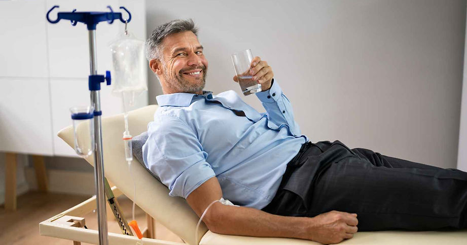 Hombre recibiendo tratamiento de Terapia IV en Clínica Hispana Wayside