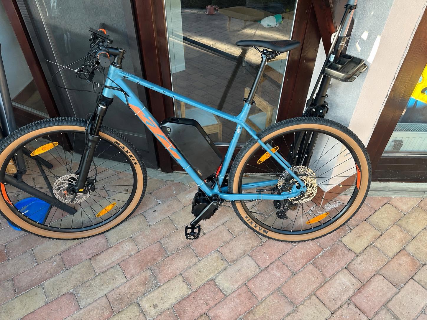 Elektromos hajtással felszerelt kék kerékpár - E-bike átalakítás Szombathely