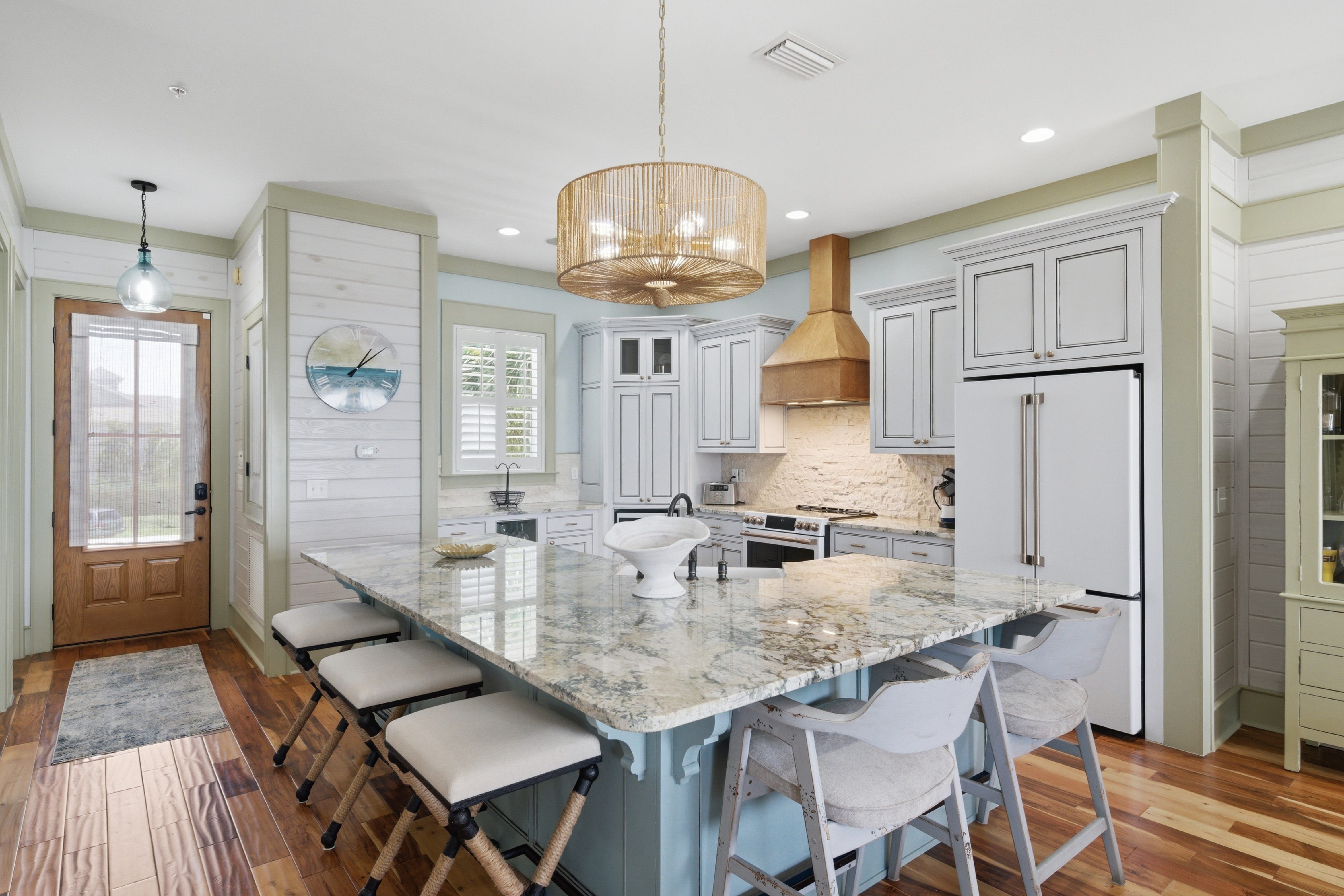 Beautiful coastal kitchen with large island