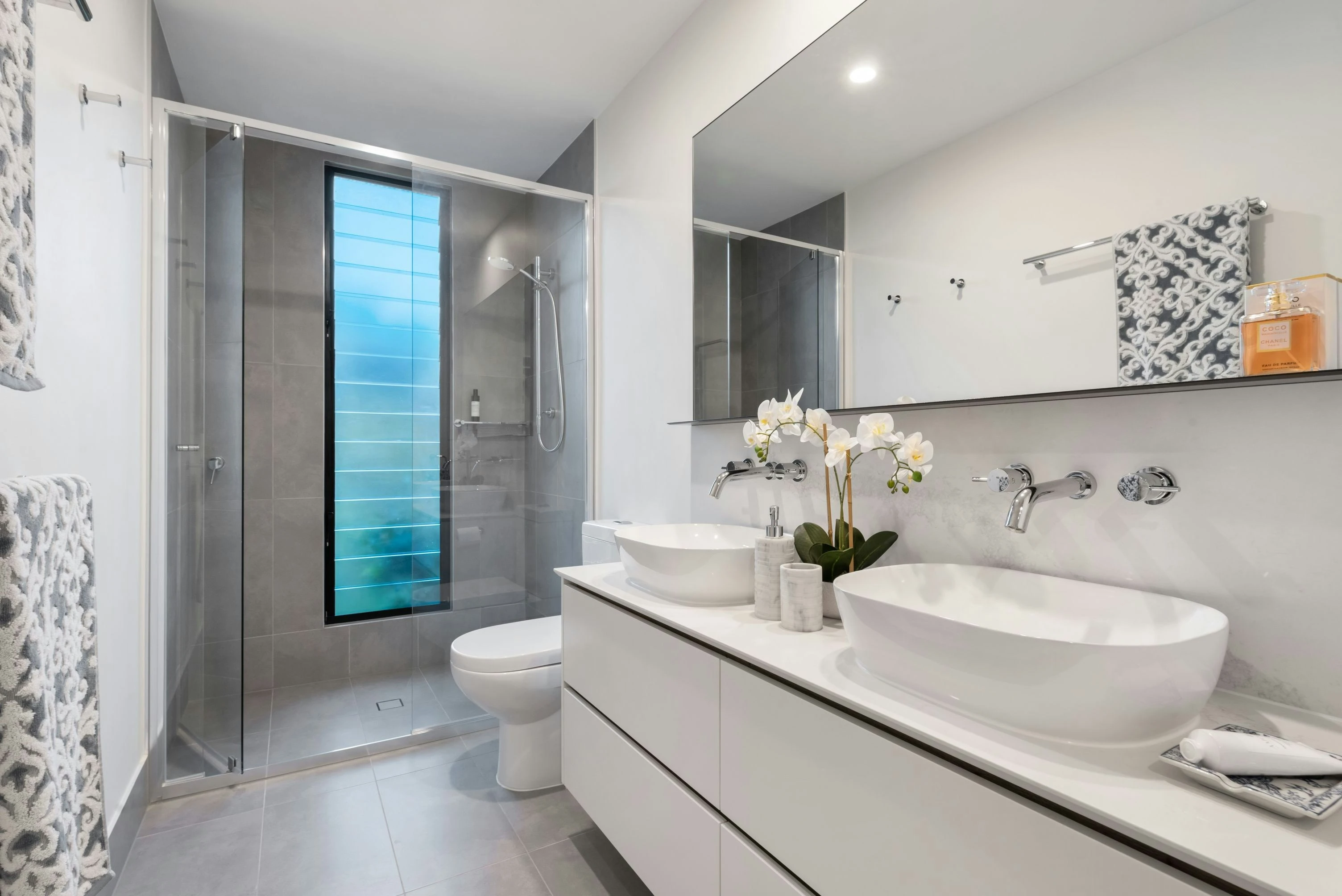 Modernes Badezimmer nach Badsanierung mit Doppelwaschtisch und bodengleicher Dusche in Wettenberg