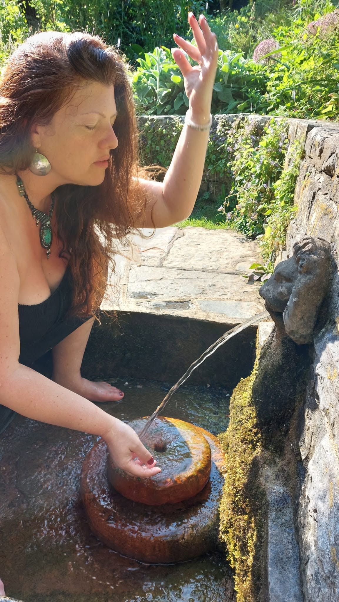 Aruna Mór (Anja Meise) at a sacred spring in Glastonbury Avalon