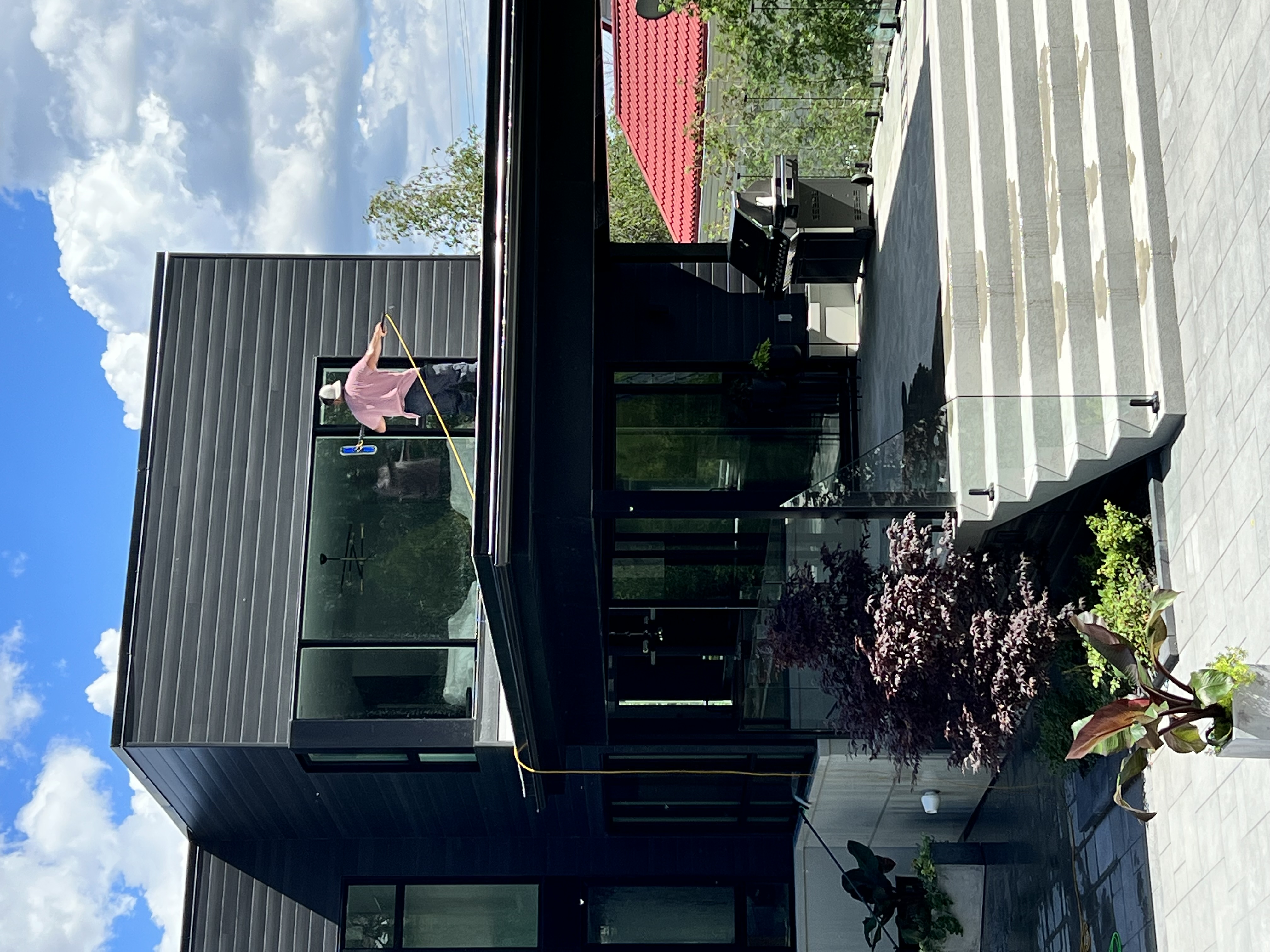 Lavage de vitres professionnel avec perche sur une maison moderne