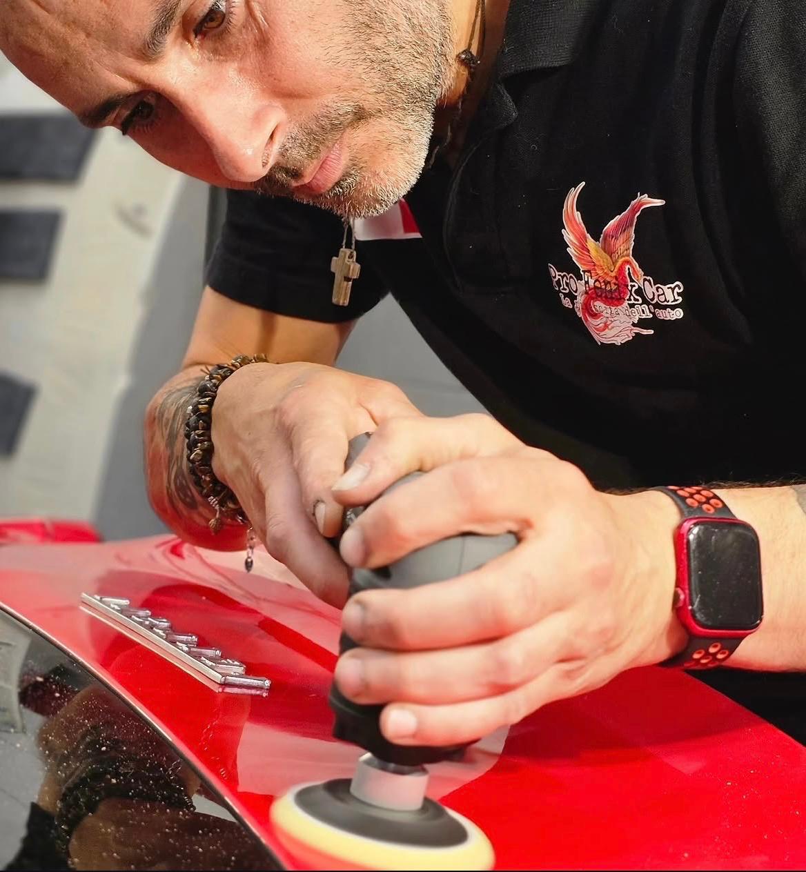 Lavoro artigianale manuale su auto