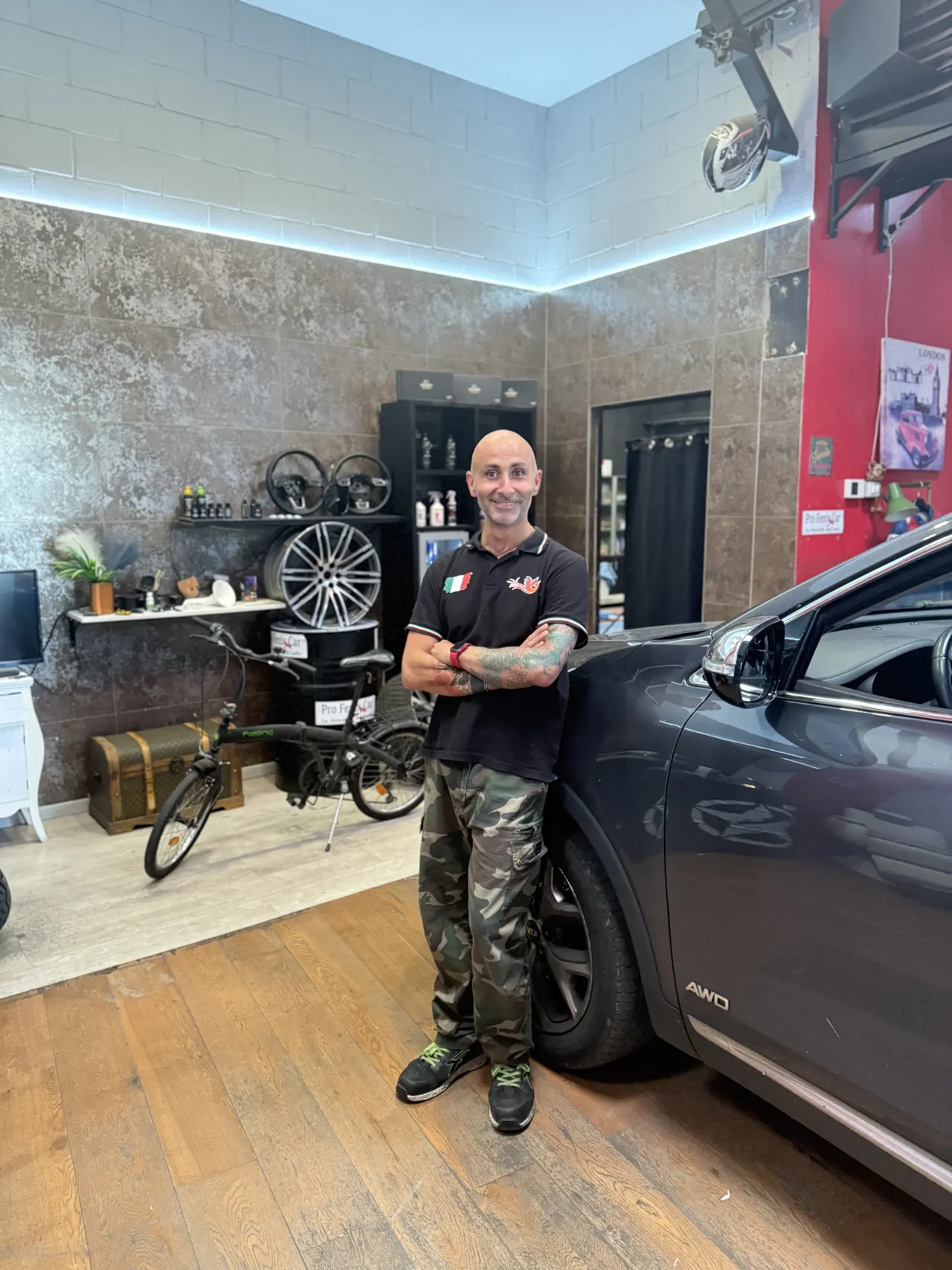 Alfredo Procopio artigiano del car detailing nel suo laboratorio di Busto Arsizio