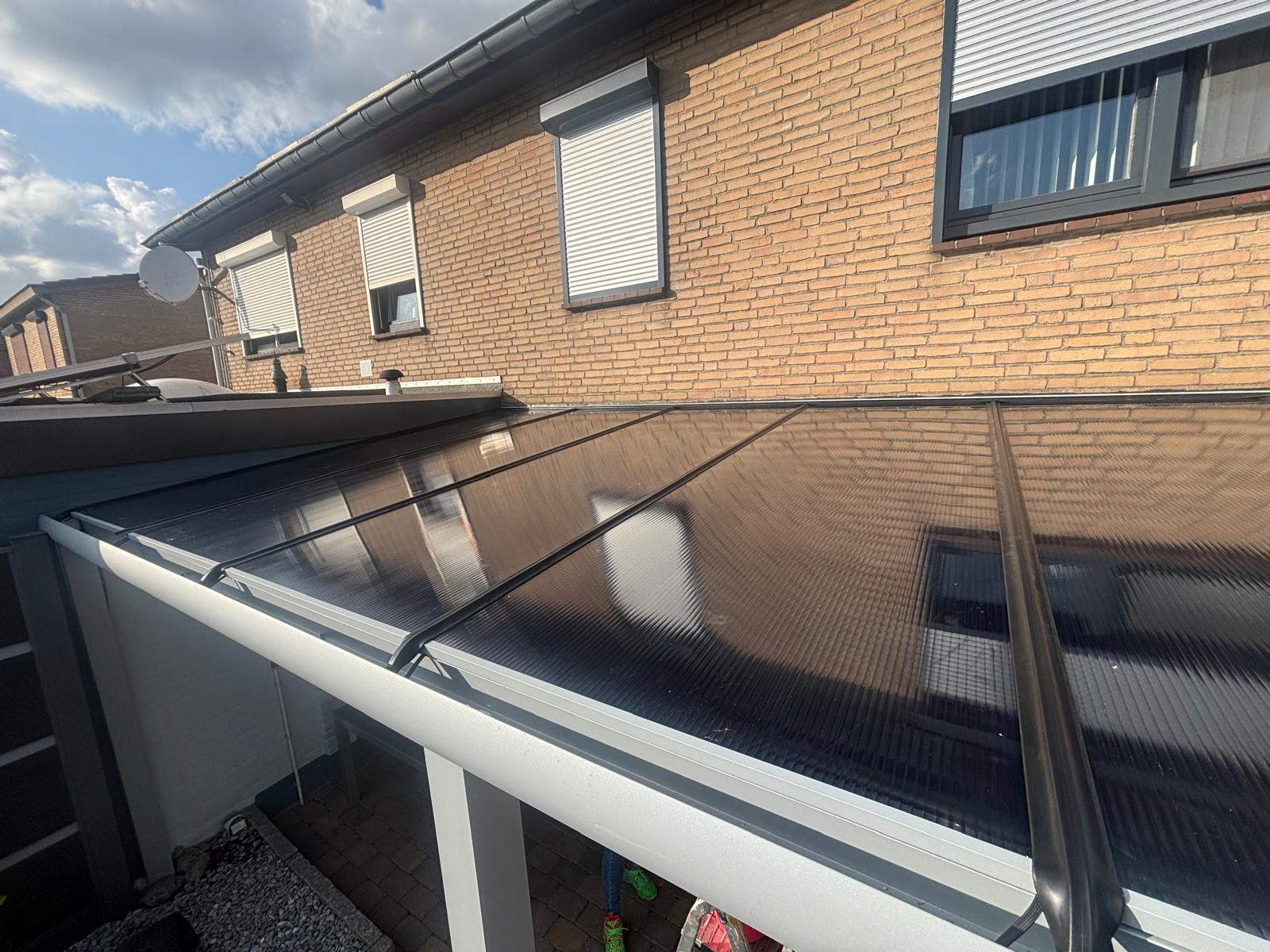 Plaatsing van een modern zonnescherm - Hoofdfoto