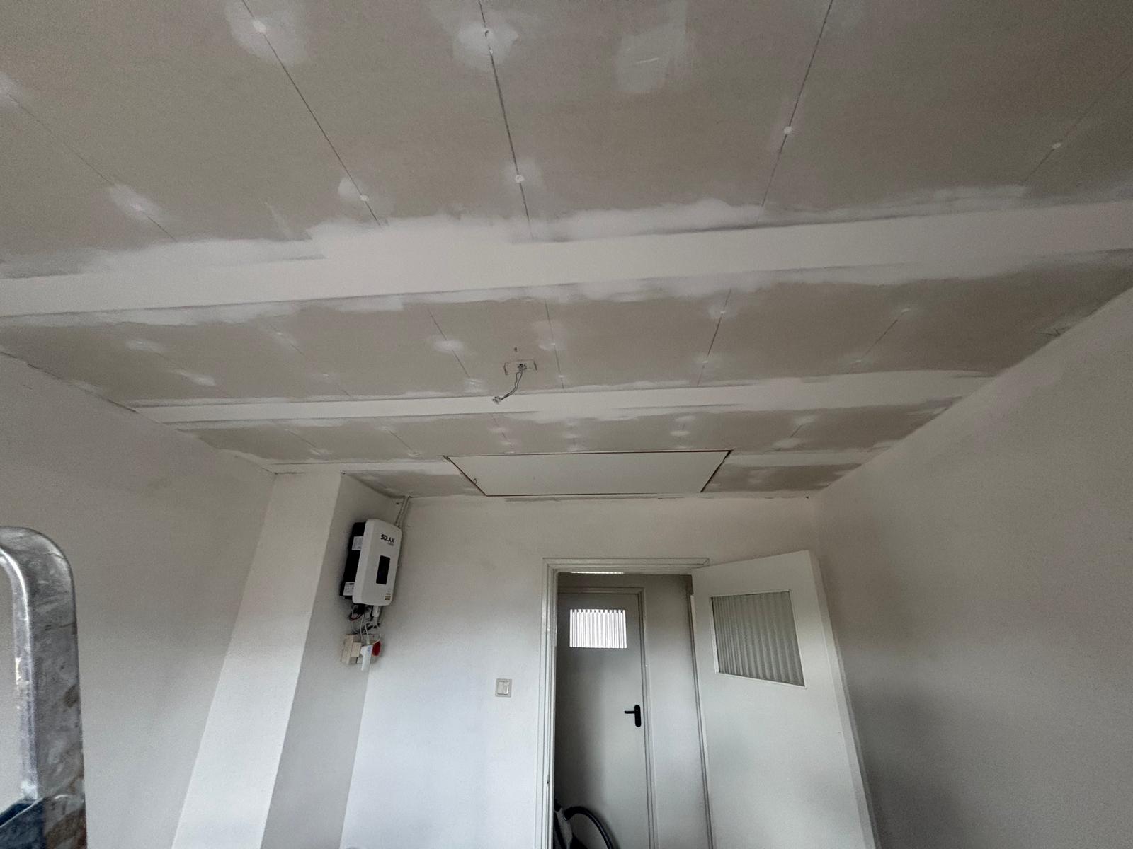 Plafondrenovatie en stucwerk binnenhuis - Foto 2