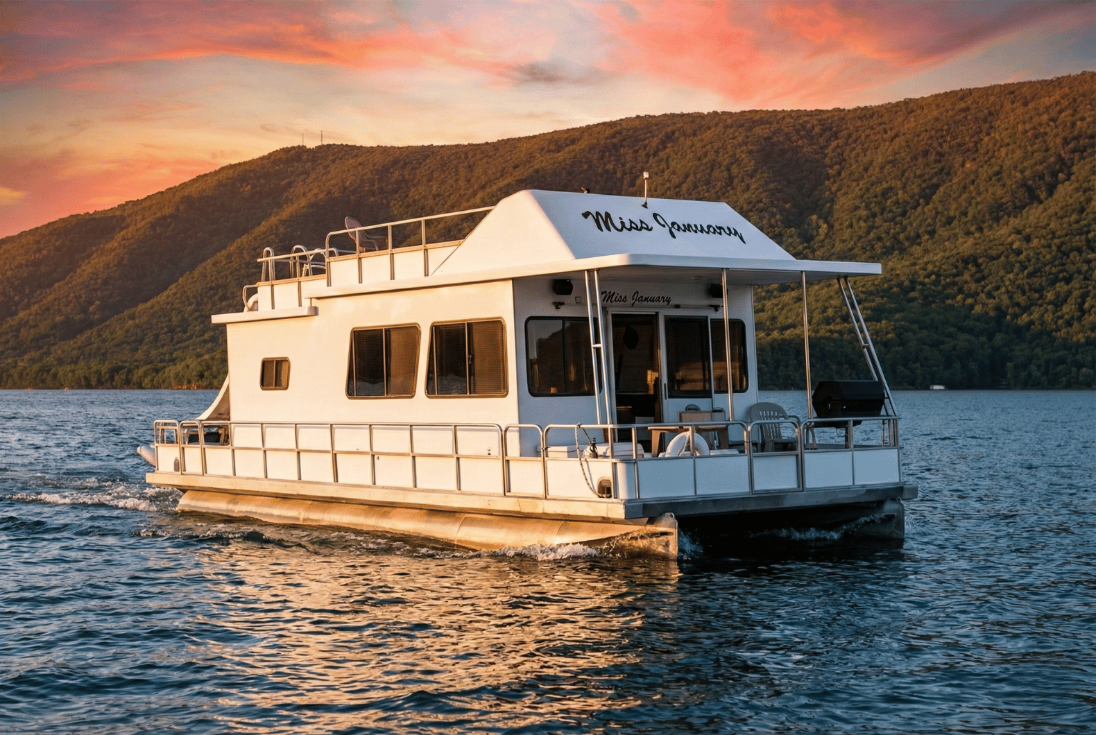 39ft Deluxe Keycraft Cruiser houseboat on Smith Mountain Lake