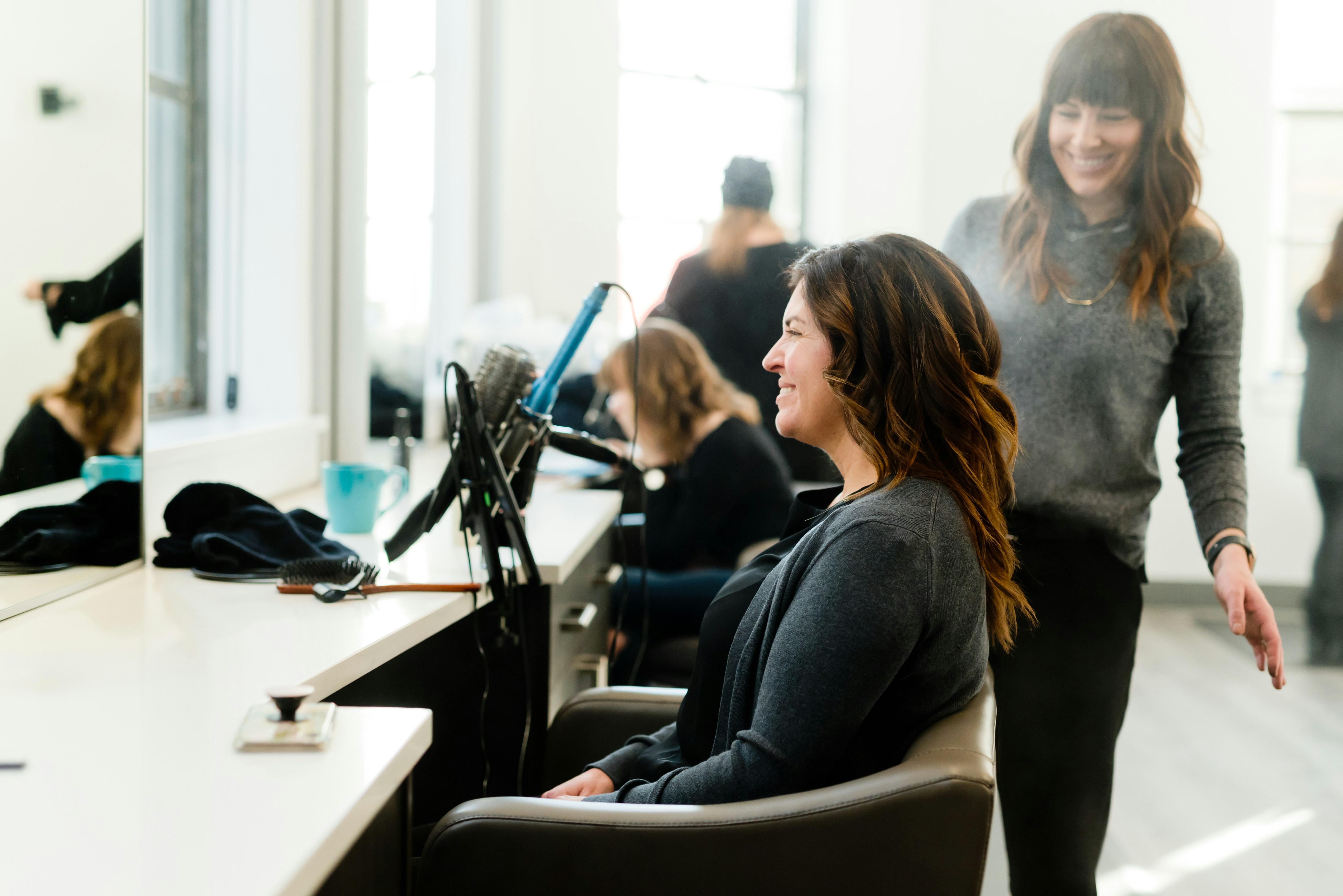 SALONS & SERVICE STUDIOS