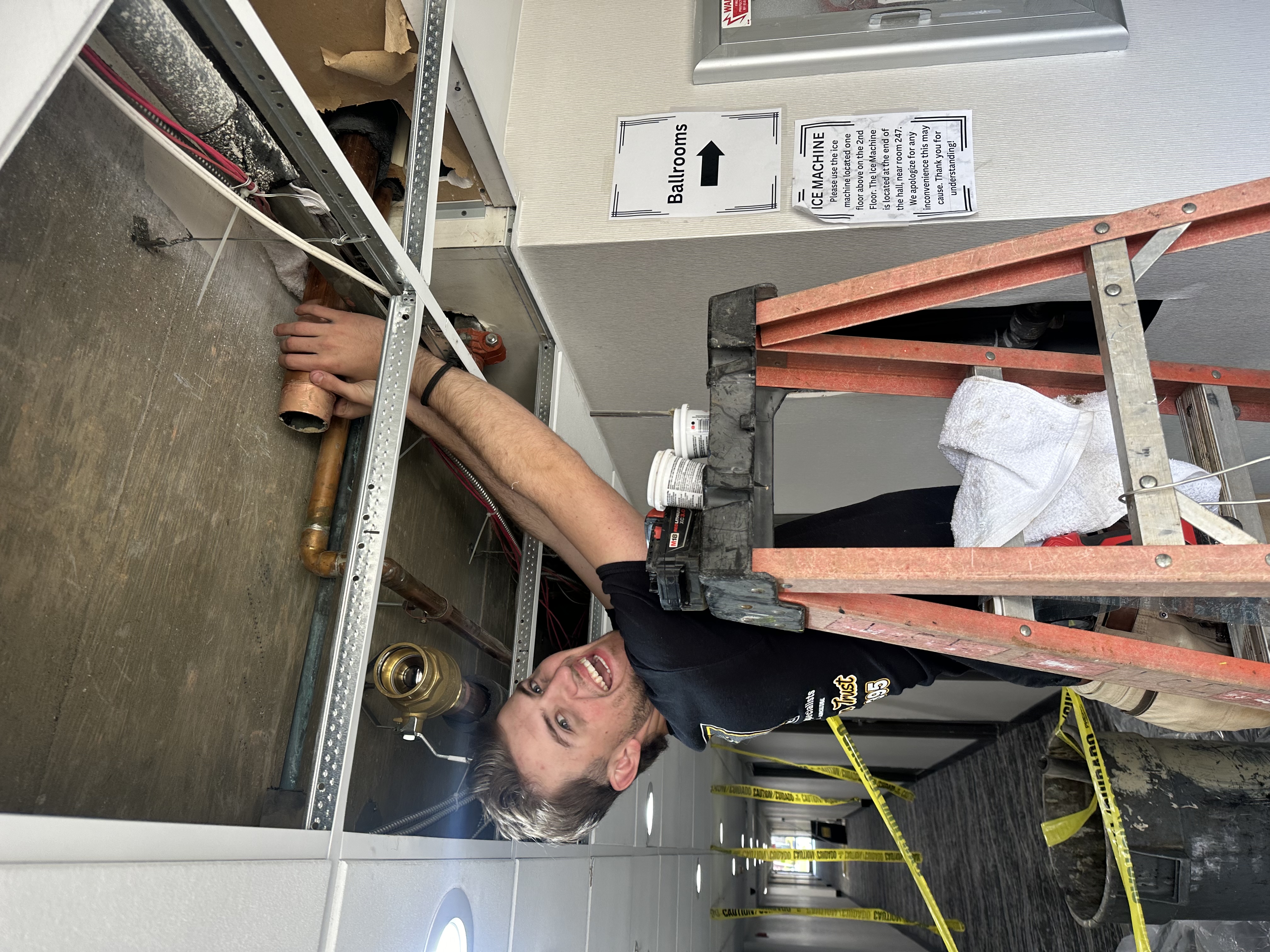 Salem emergency plumber at work 3