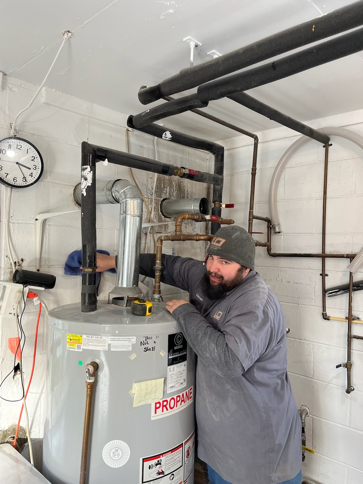 Salem emergency plumber at work 4