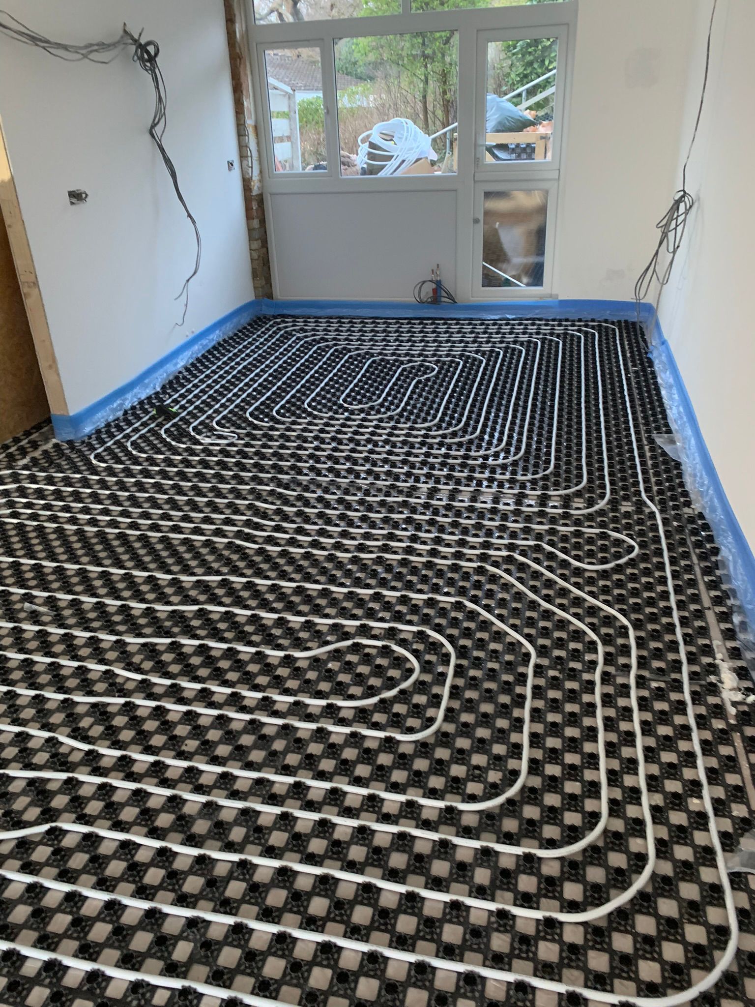 Underfloor heating pipework layout small room