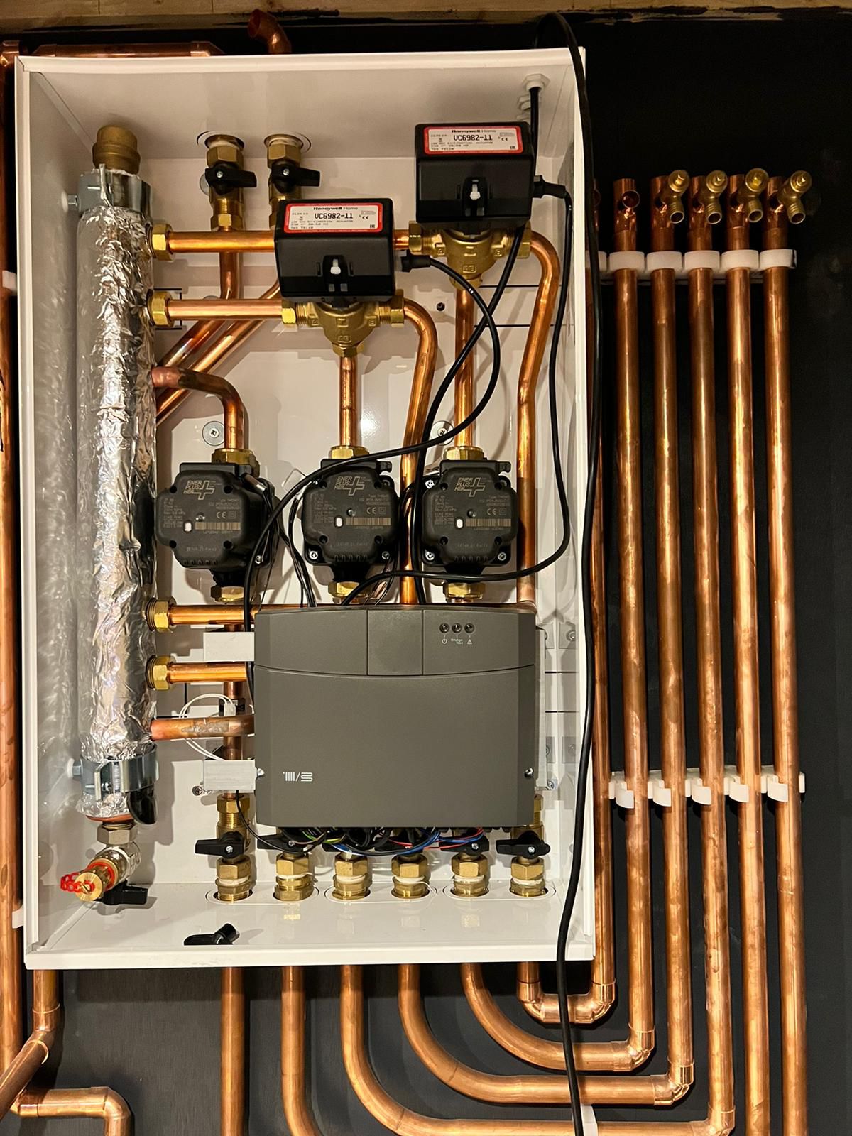 Heating control panel and manifold with multiple pumps