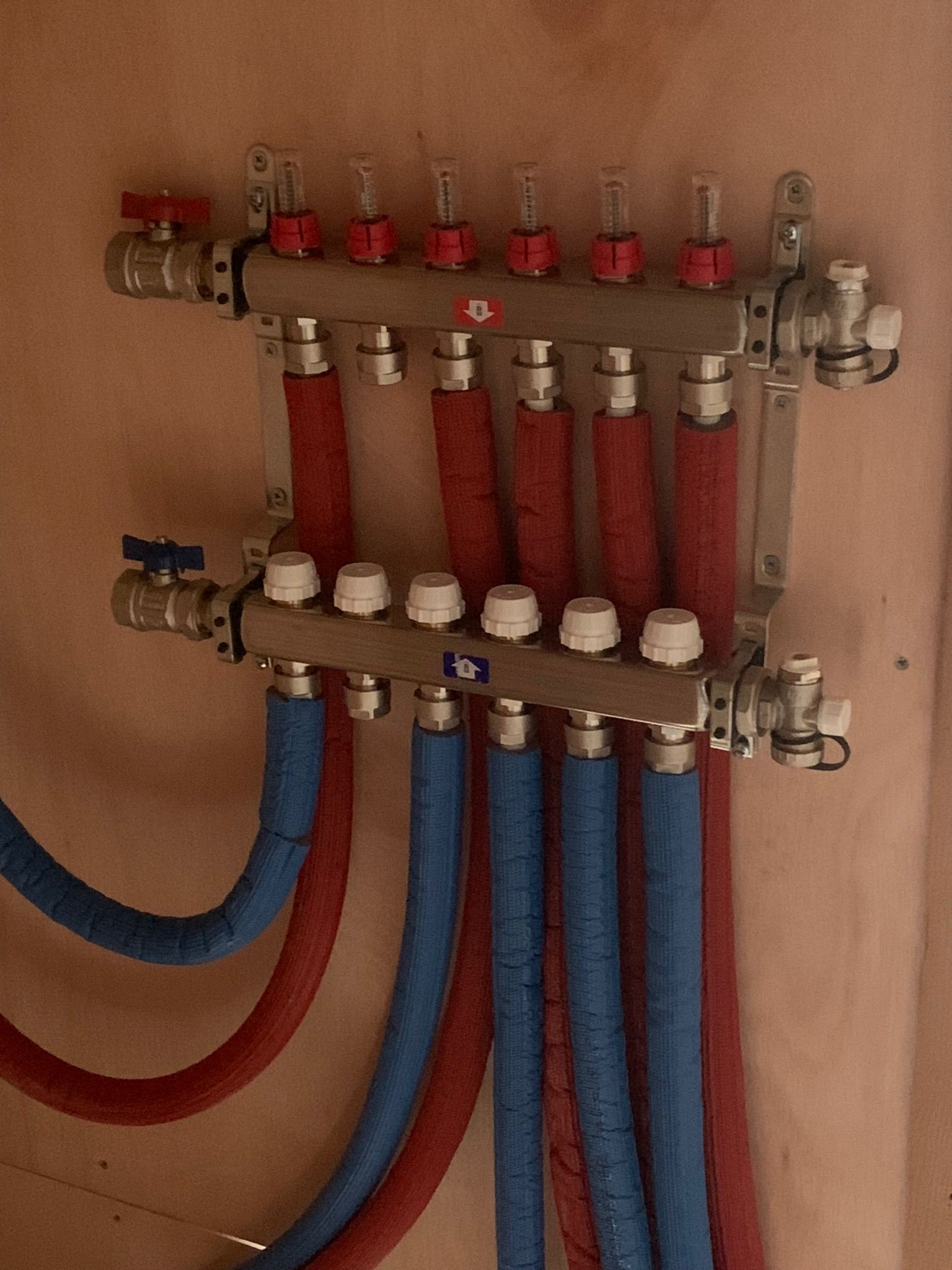 Underfloor heating manifold with insulated pipes