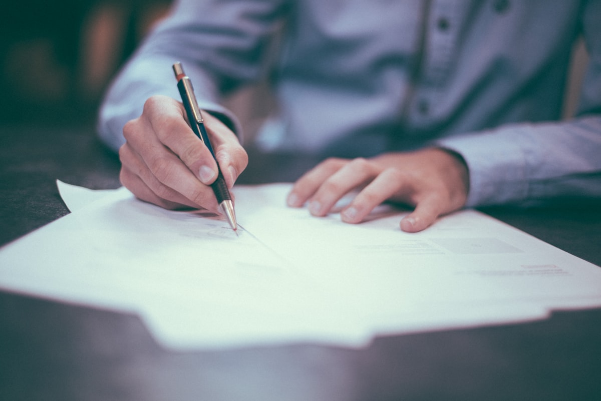 Cuidados Essenciais na Assinatura de Contratos Civis