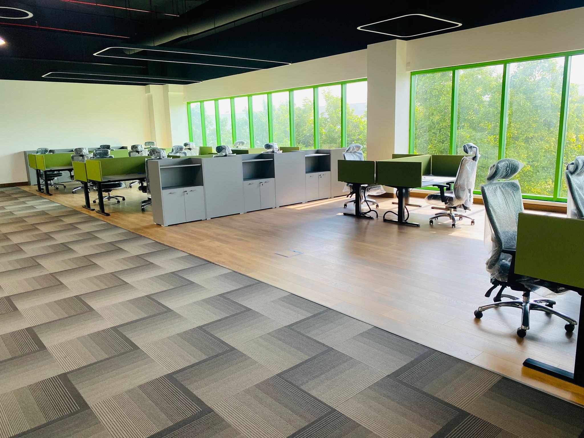 How to Choose Office Flooring in Bahrain: LVT, Vinyl or Carpet?