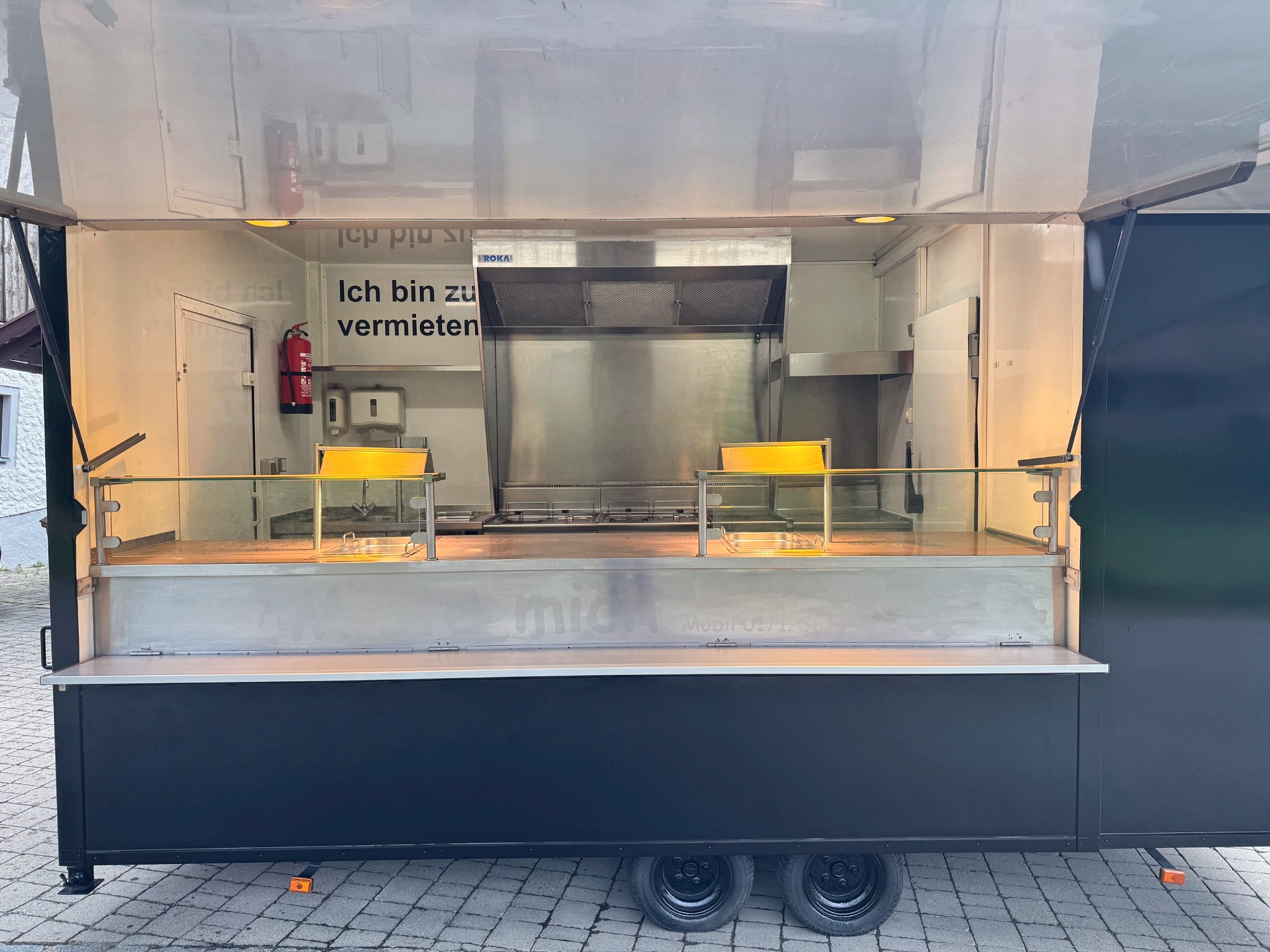 Schmankerl Box Verkaufsfenster und Ausgabetheke im geöffneten Zustand