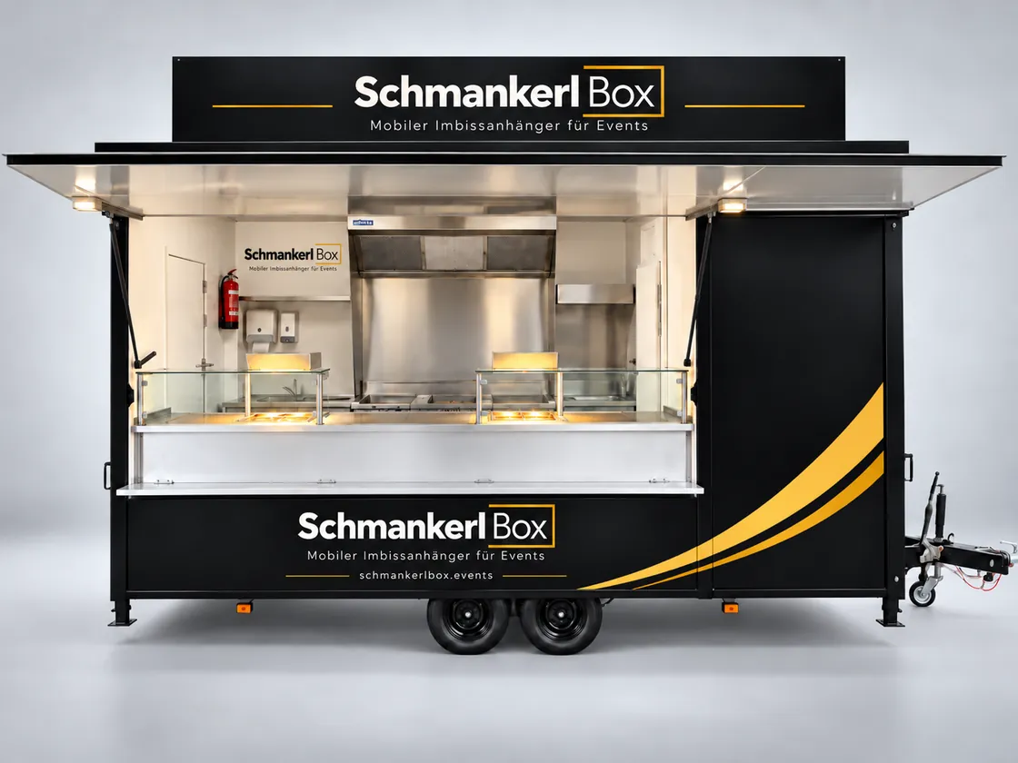 Schmankerl Box Imbissanhänger mit geöffneter Verkaufsklappe und voller Küchenansicht