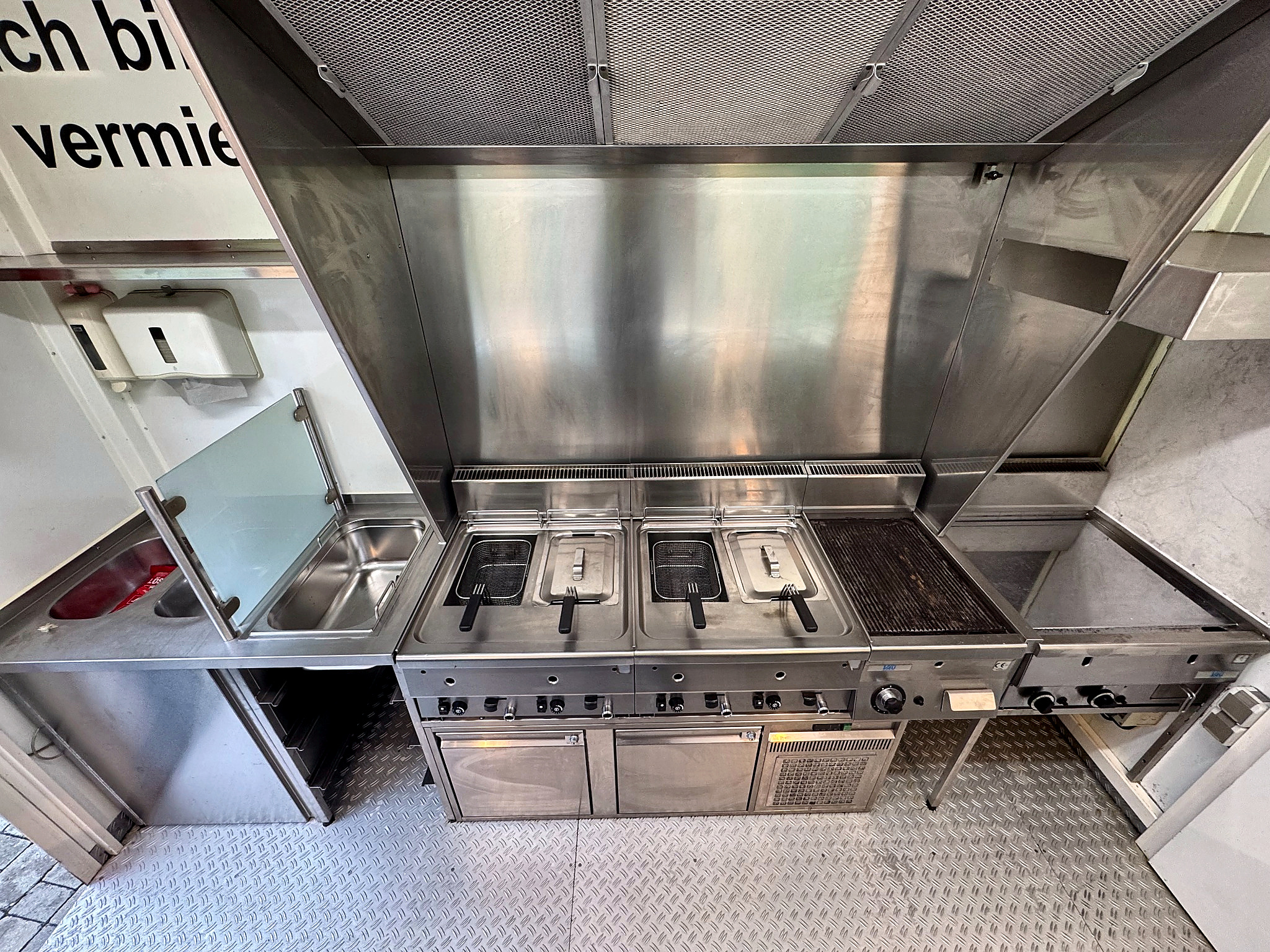 Schmankerl Box Profiküche mit Doppel-Fritteuse, Grillplatte und Dunstabzug