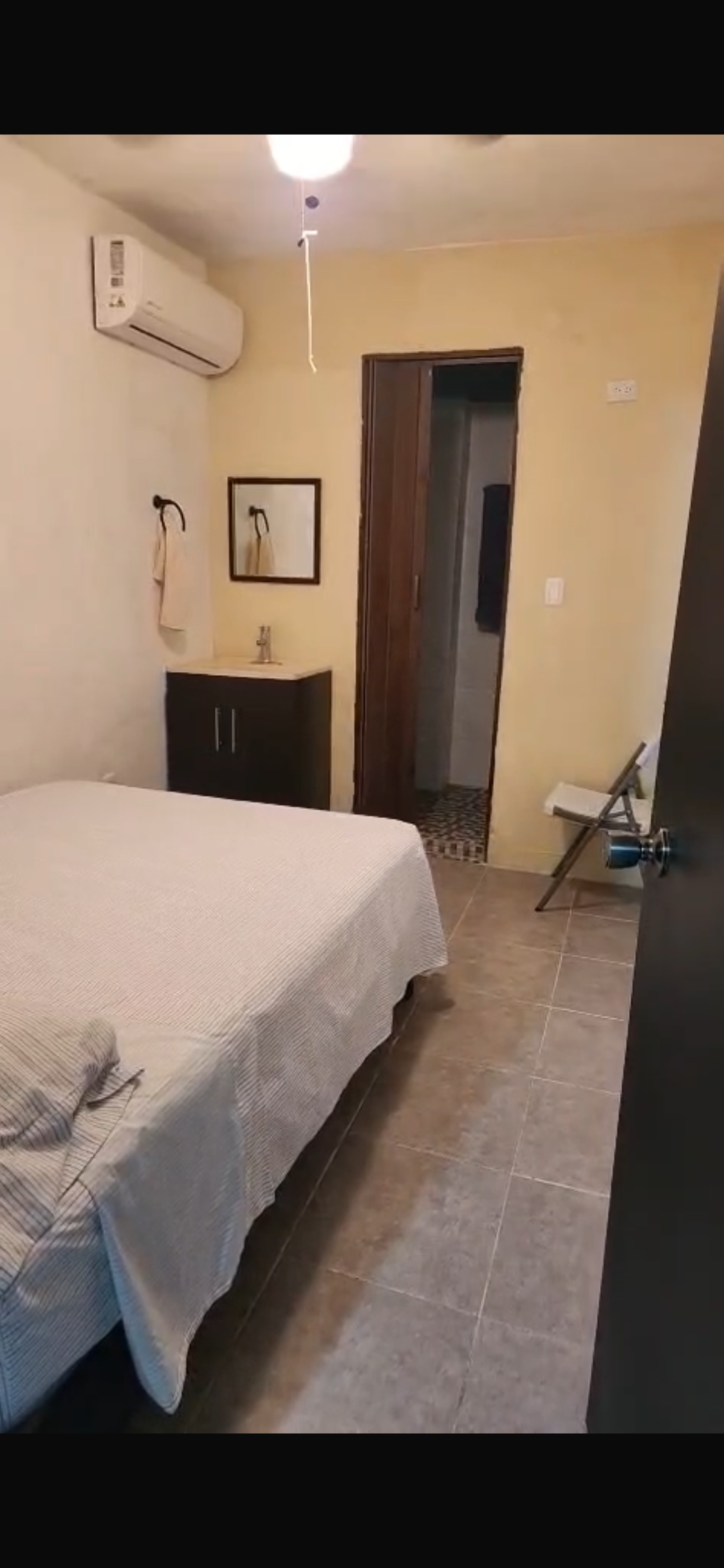 Cuarto moderno y limpio en Rooms Palacios Monterrey