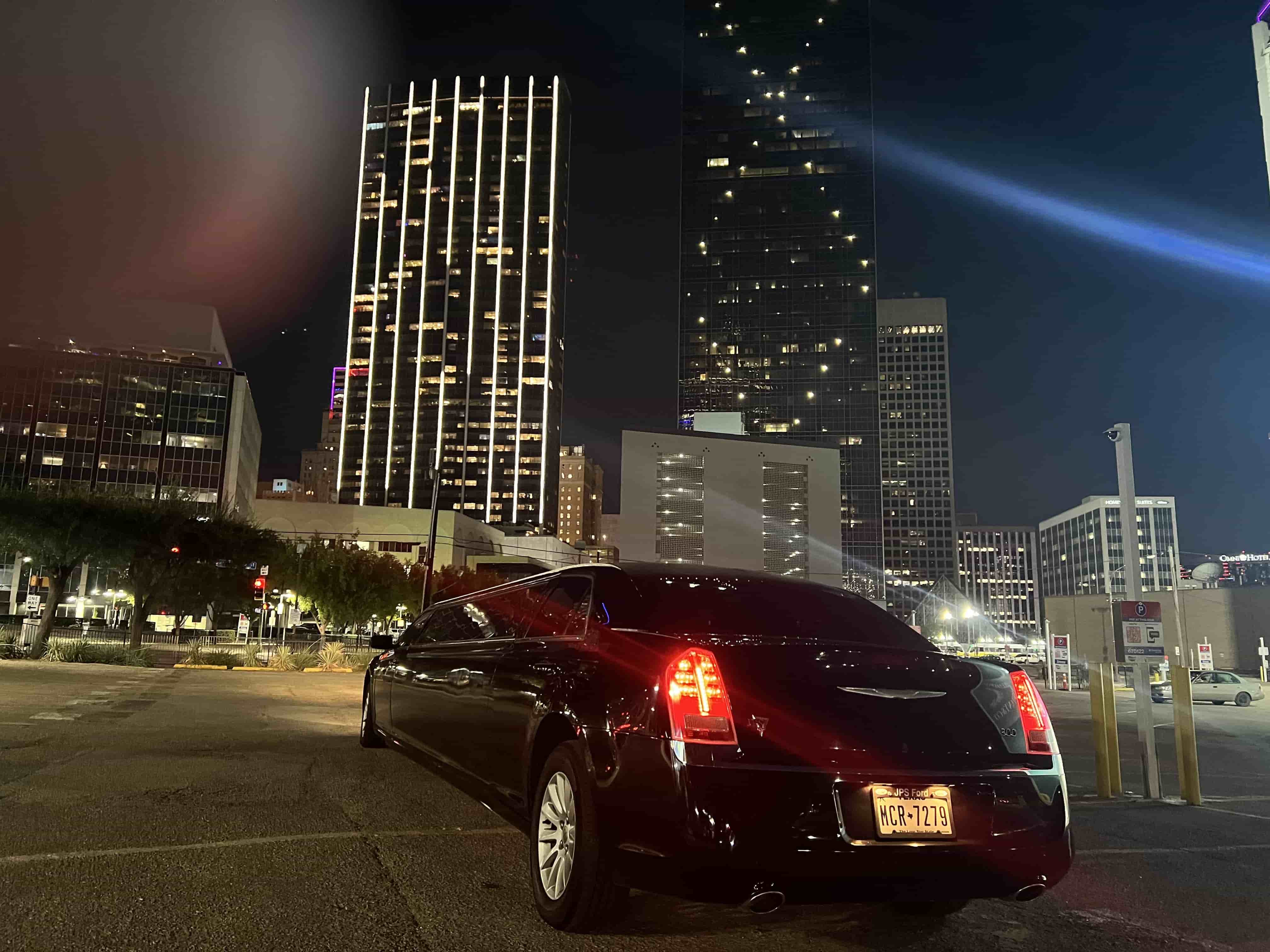 Chrysler 300 Stretch Limo view 4