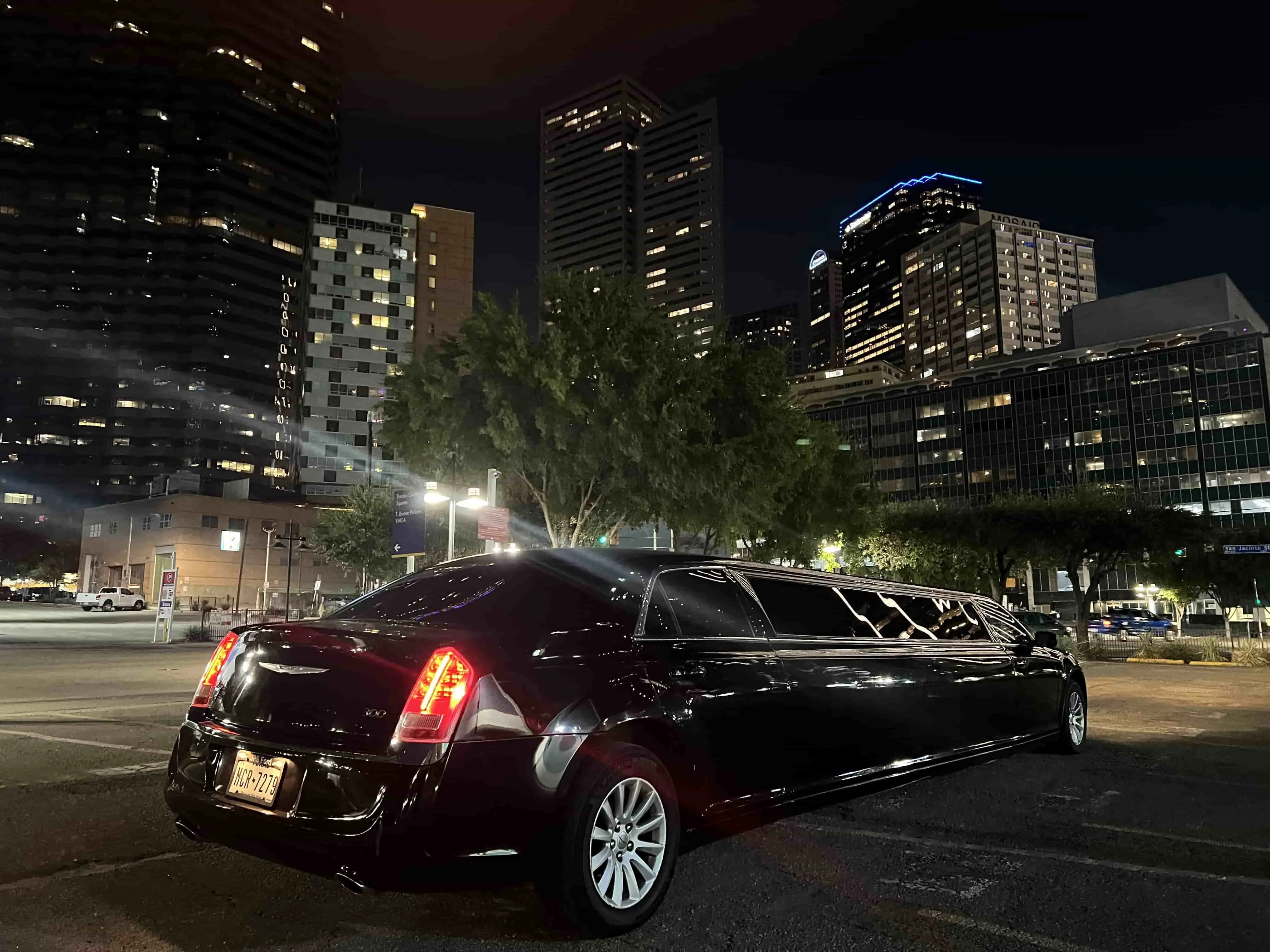 Chrysler 300 Stretch Limo view 3