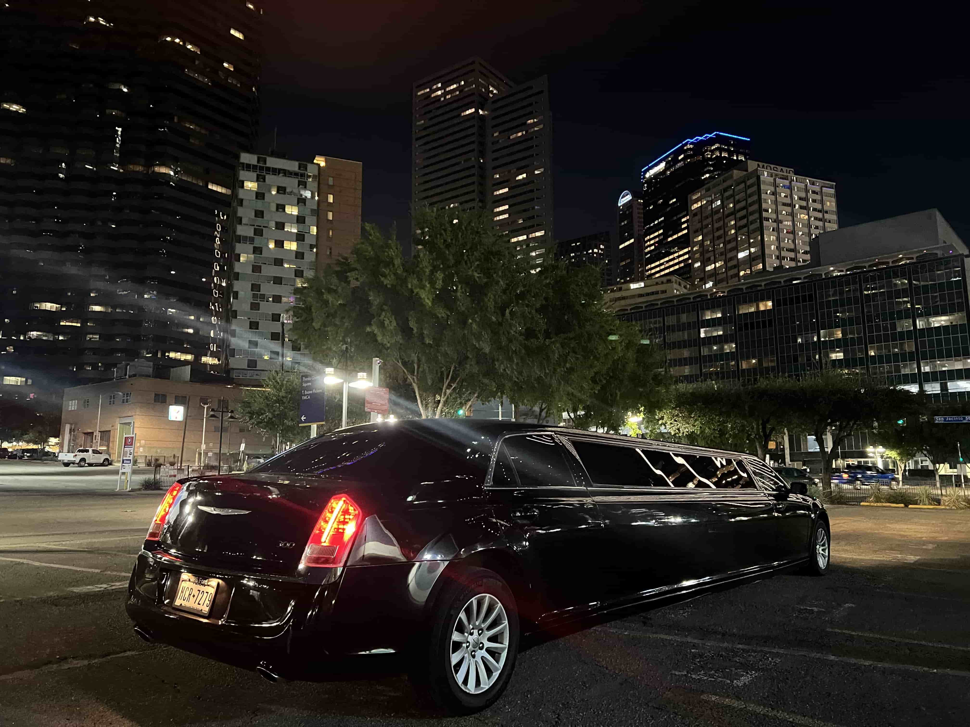 Chrysler 300 Stretch Limo view 3