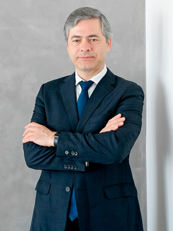 Dr. Edison Schneider